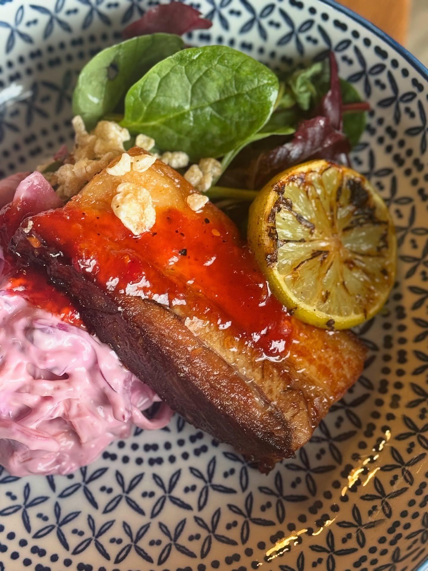 Our new Winter Menu is now LIVE! 

Featuring these two beauties👇 

𝐂𝐨𝐧𝐟𝐢𝐭 𝐏𝐨𝐫𝐤 𝐁𝐞𝐥𝐥𝐲 | Lime Coleslaw, Chilli Jam &amp; Crackling Crumb

𝐌𝐚𝐝𝐫𝐚𝐬 𝐏𝐨𝐮𝐬𝐬𝐢𝐧 𝐂𝐡𝐢𝐜𝐤𝐞𝐧 | Date Jam, Yoghurt, Coriander, Kachumber &amp; Basmati