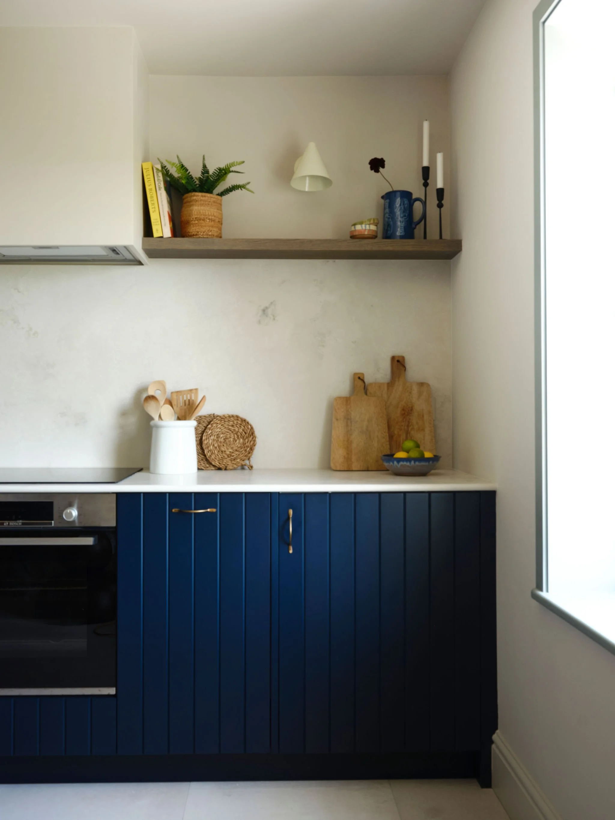 Coastal-inspired kitchen interior by Thirty Stories, combining bespoke cabinetry and refined styling within a Cornwall coastal project.