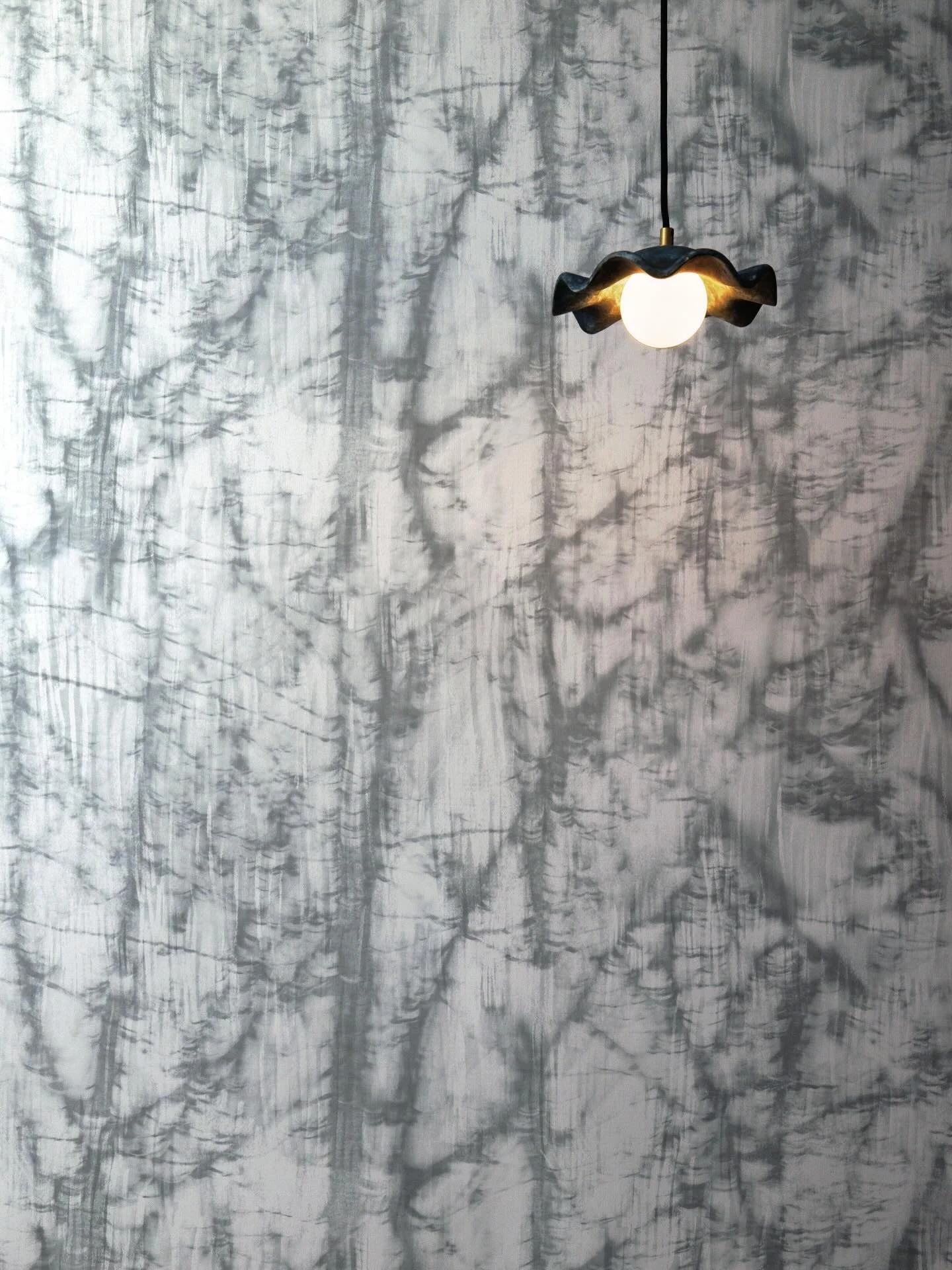 Our SILHOUETTE Wallcovering featuring the gorgeous &lsquo;Rivale Pendant Light by @mullanlighting 🇮🇪 Handcrafted lighting made in Mullan, Ireland.&nbsp;

#MullanLighting #SecondEmpireSurfaces #CuratedInteriors