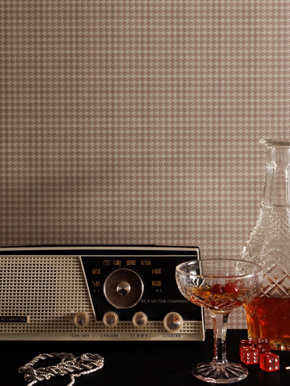 HOUNDSTOOTH from our Offset Coordinates Collection is available in 5 colour swatches. Shown here in CREAM. 

Printed on Matte Linen Commercial-grade Type II wallcovering. 

#dswallpaper #madeinnewfoundland #wallpapercollection

Shown here in CHARCOAL