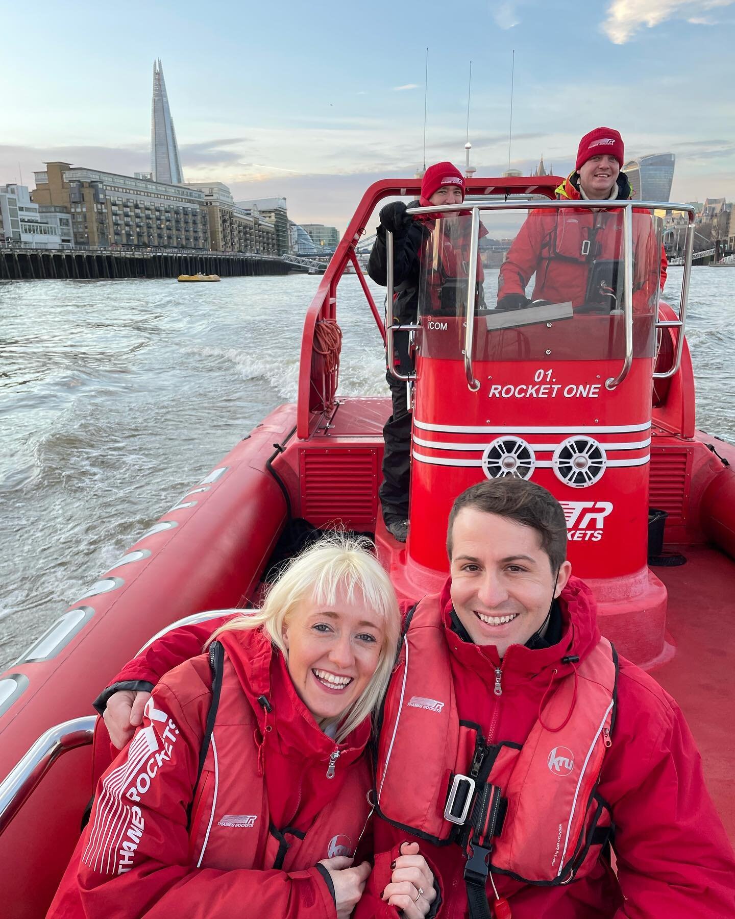 Big adventure in London yesterday 🥰 Had a great time singing on the speedboat! Thank you @thamesrockets @londonsteakhouseco