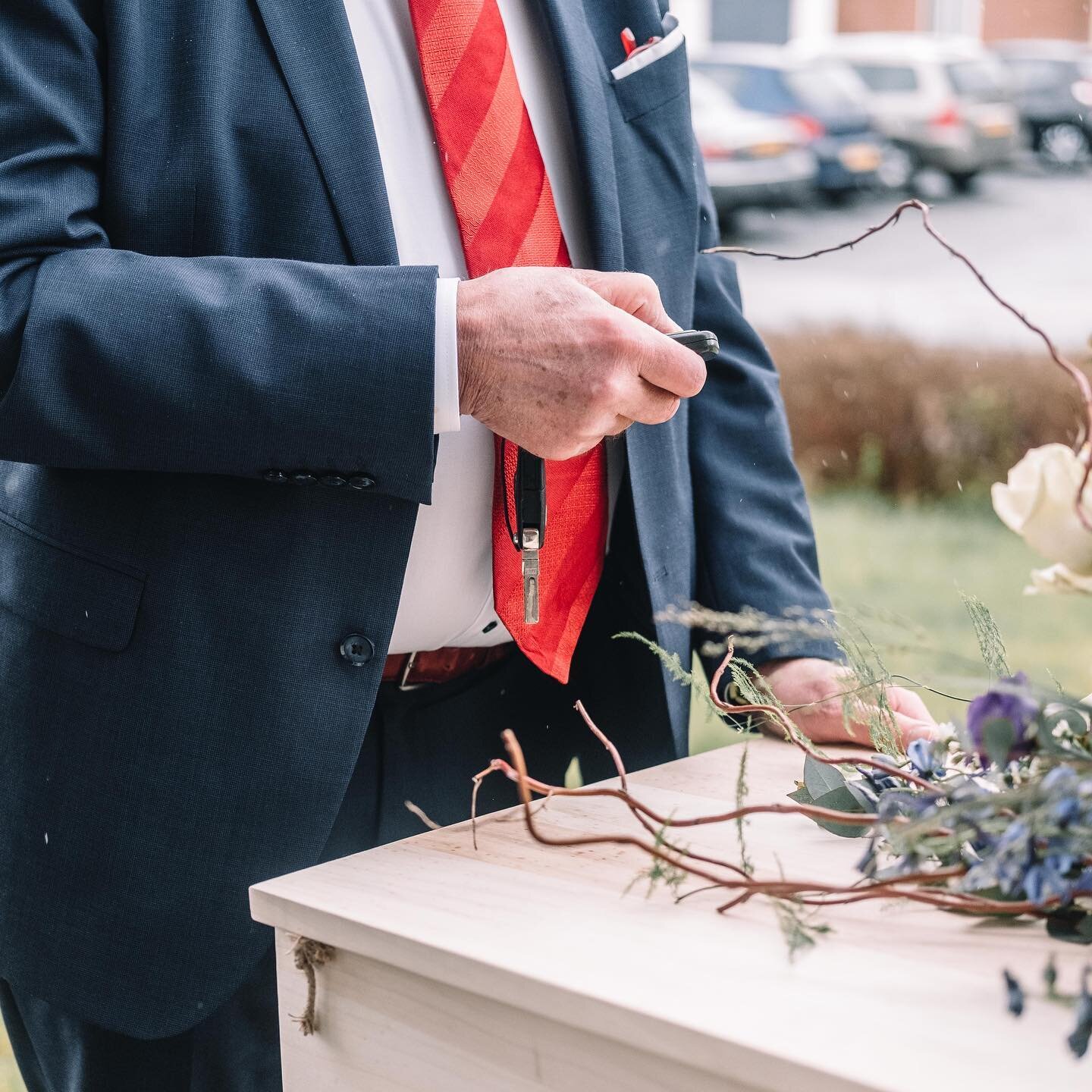 Hij was onafscheidelijk van zijn auto. Van A naar B, maar ook gewoon eropuit met onderweg veel goede gesprekken. Bijvoorbeeld met zijn buurman. Samen met zijn buurman maakte hij de laatste rit in zijn eigen auto: naar het crematorium. 

We mochten he