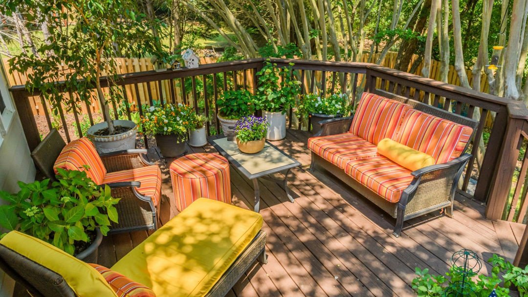 Would you love a home with a deck like this? 

Imagine spending the afternoon lounging on that comfy chaise lounge! 
 
 #deckliving #outdoorliving #deckdesign #deck
