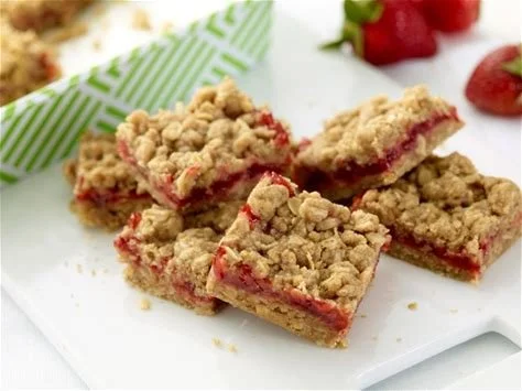 Fresh Strawberry Oatmeal Bars