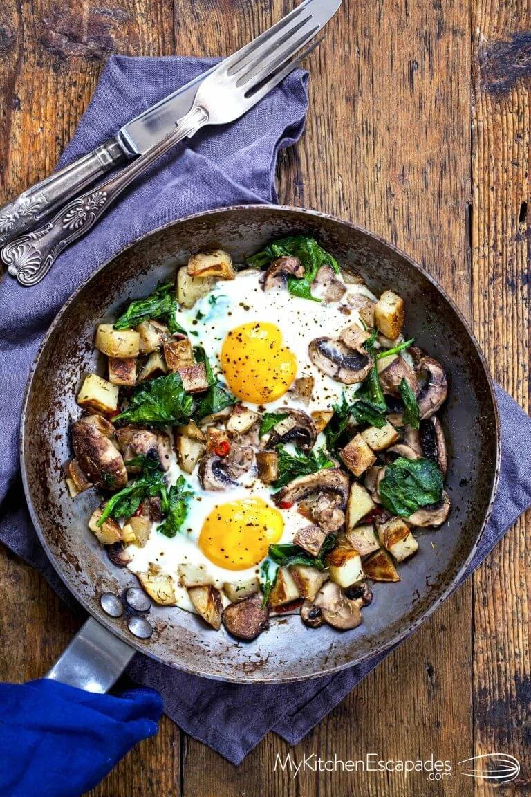 Breakfast Skillet with Mushrooms, Peppers, Eggs, Chives