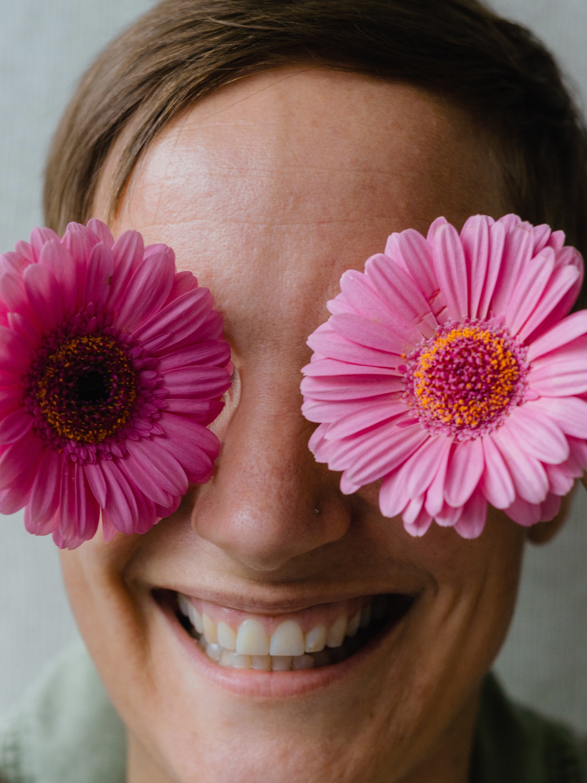 🌸 Vandaag is een fijne dag 🌸

Na een jaar vol zorgen en gedoe (onder andere 2 operaties) kregen we vandaag eindelijk heel goed nieuws in het ziekenhuis voor onze dochter 💜

Met een grote lach en high five liepen we het ziekenhuis uit en kon het on