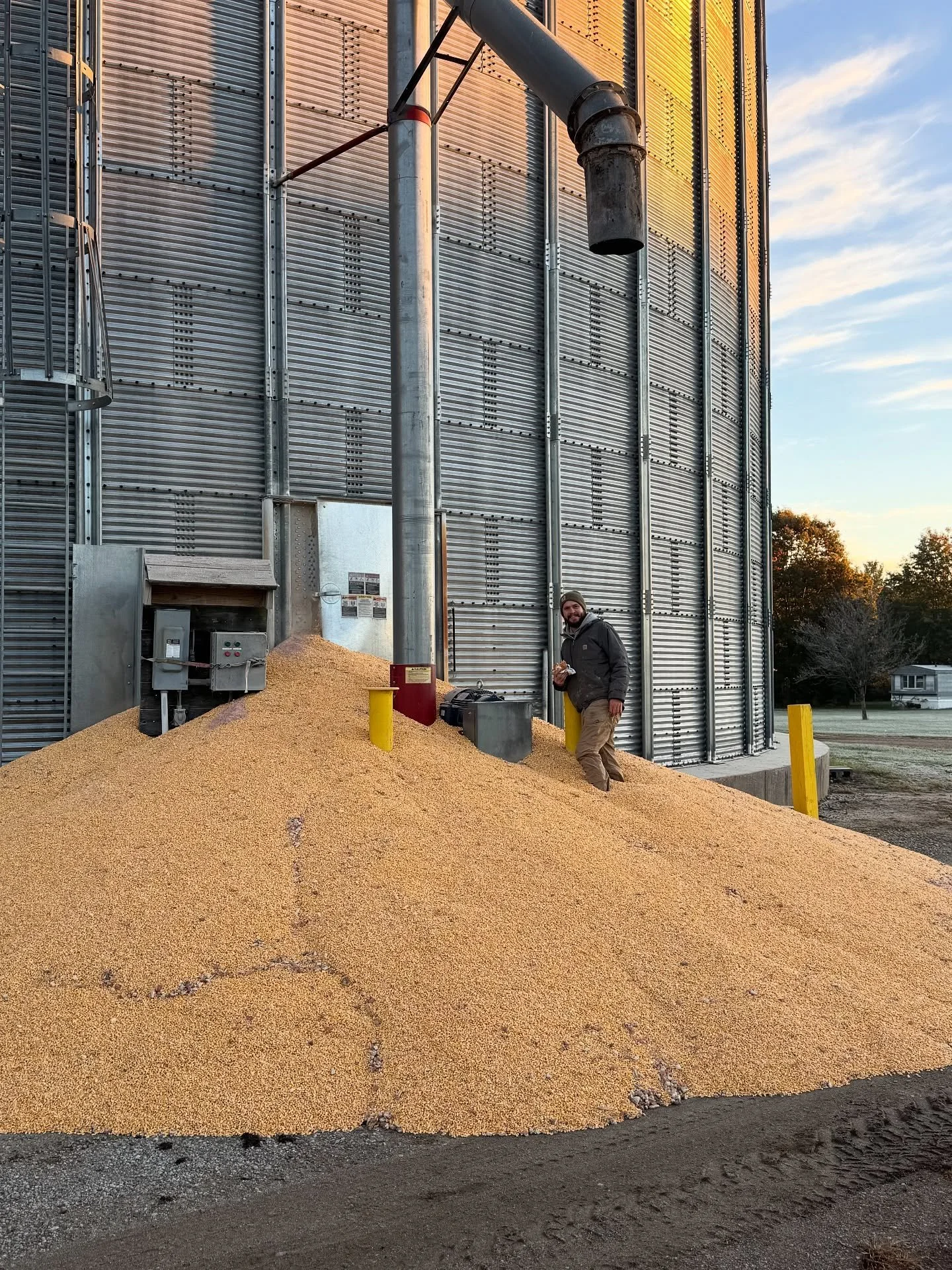 Just a little reminder to make sure the bin doors are closed before unloading your grain! 🤣