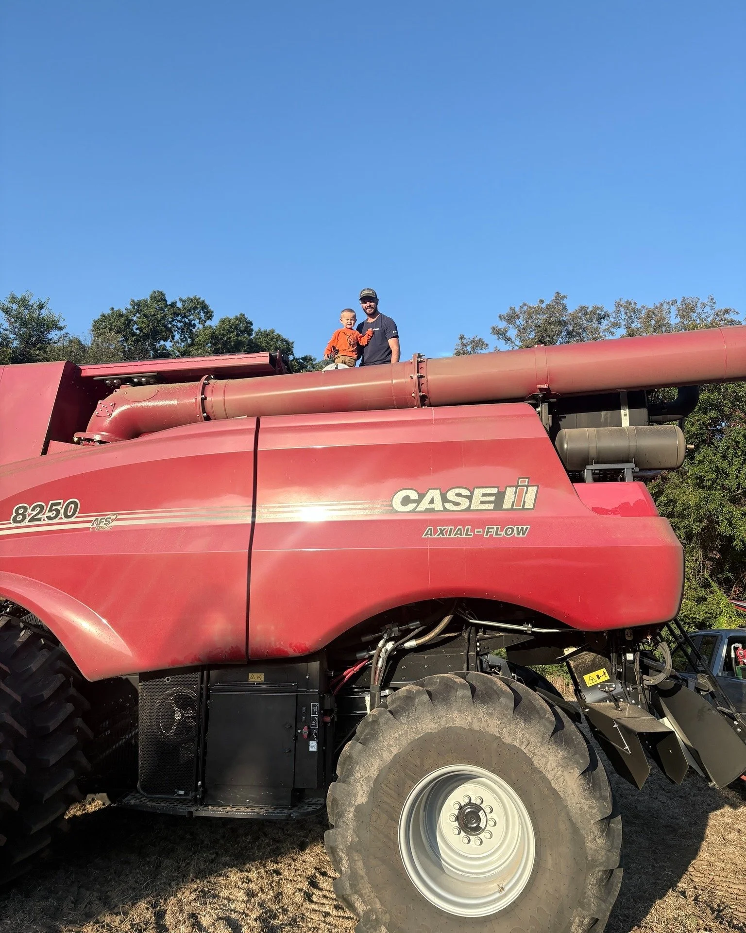 4th generation farmer in training 🤩💪

Harvest doesn't pause for weekends. Thank you, Collin and Clayton, for keeping things rolling on a Sunday afternoon! 

📸: Kelsey Crocker