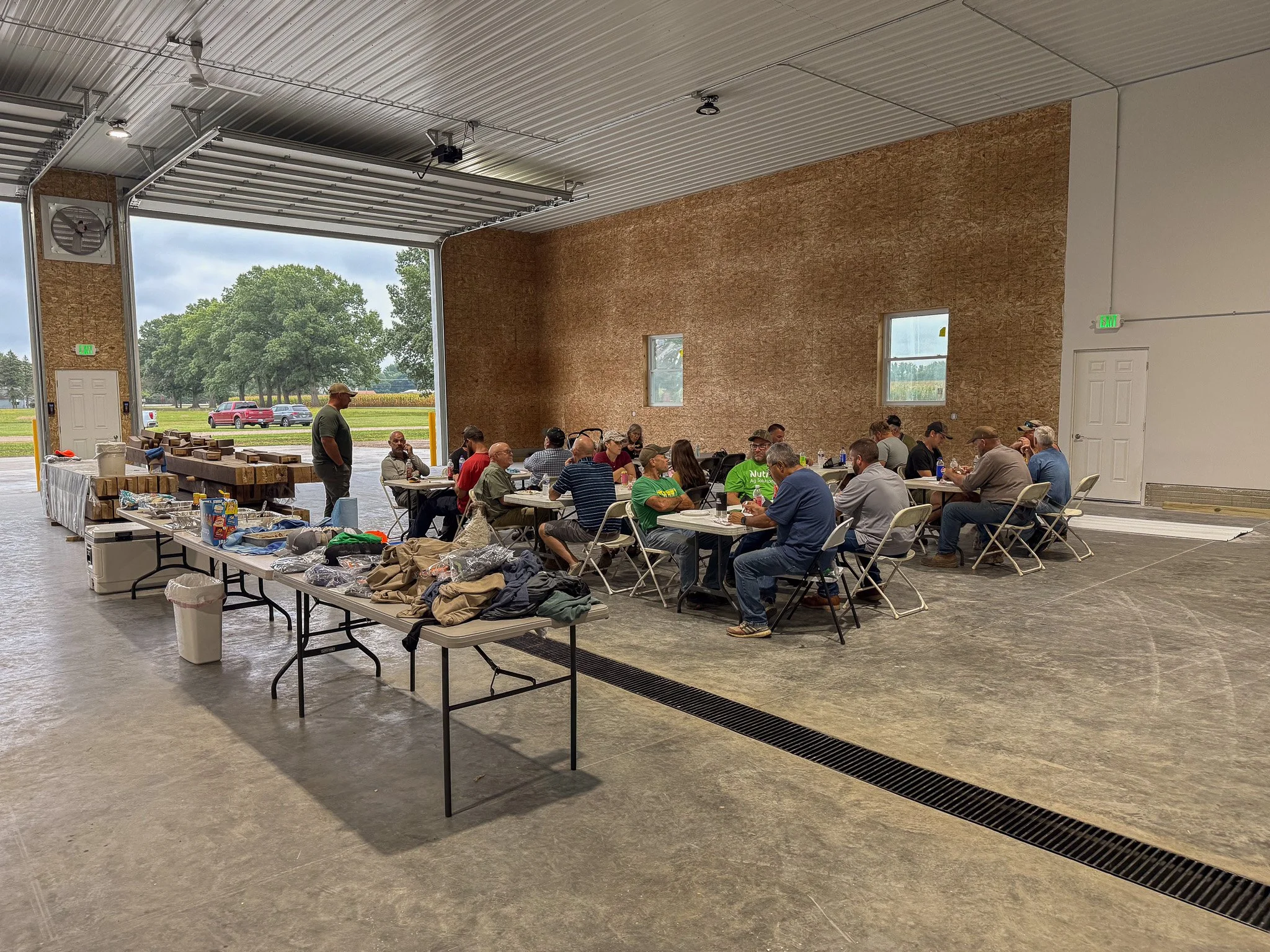 Kicking off our grain harvest in 3.. 2.. 1! But first, let's eat 😋
Here's to full fields, safe days, and a great harvest ahead.