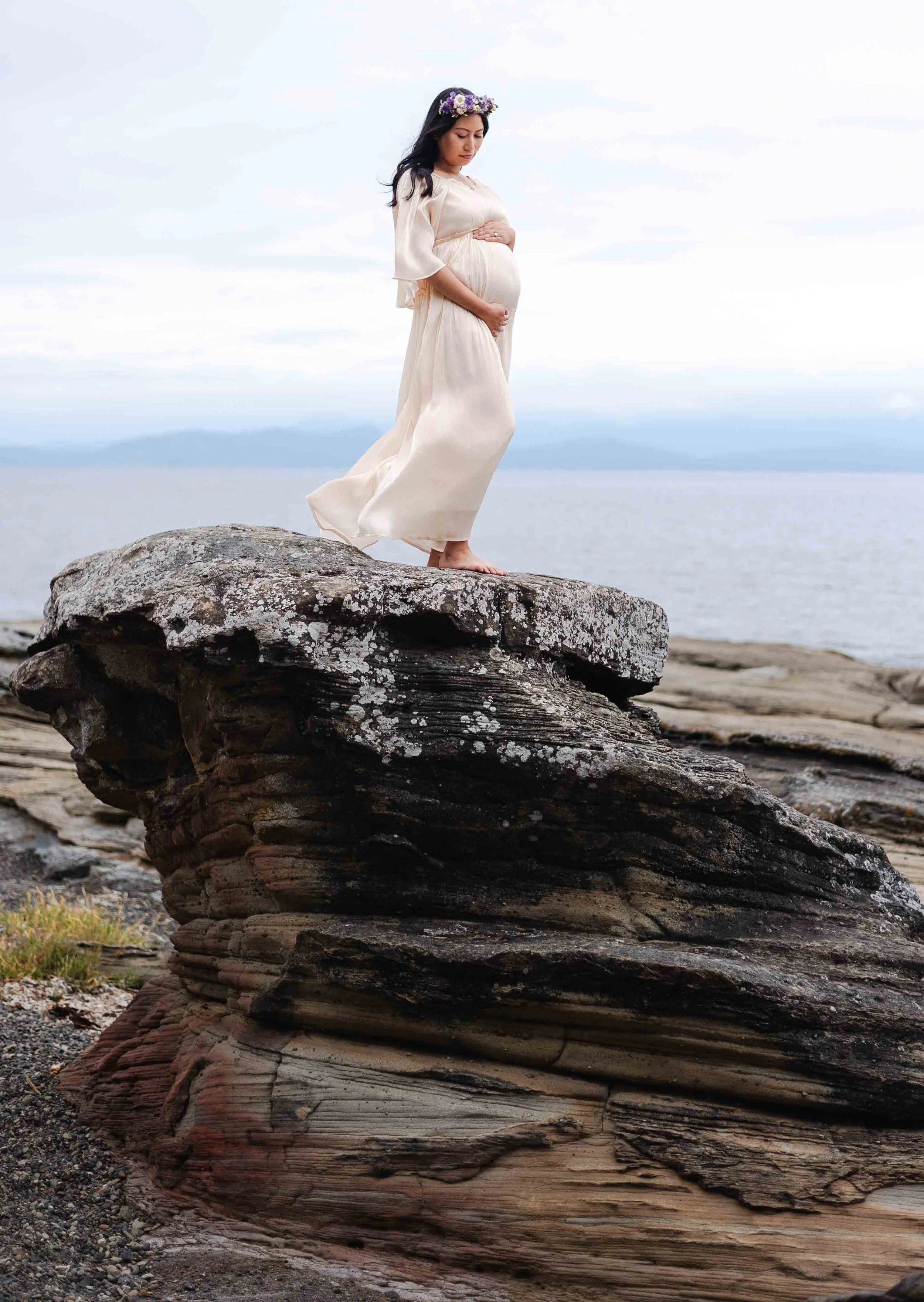 Unique maternity photo location in Nanaimo, BC on the rocky beach