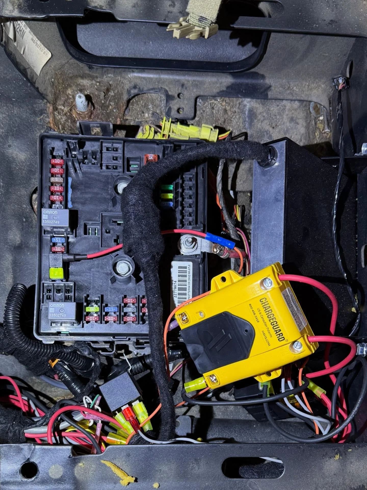 🚨🚨 This customer brought their truck to us for an intermittent lighting issue. And it shows how important it is, to go with the right installer. After getting a good look at all the jumbled mess, we advised that it would be in the best interest to 