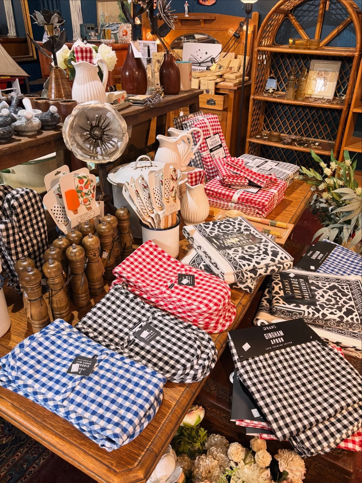 The shelves are full, the clock is ticking&hellip; so many beautiful finds, so little time &lsquo;til Christmas! 🎄

Come and visit us at the Malbon ❤️❤️

#bungendore #bungendoreshopping #themalbon #themalbonbungendore #shoplocal