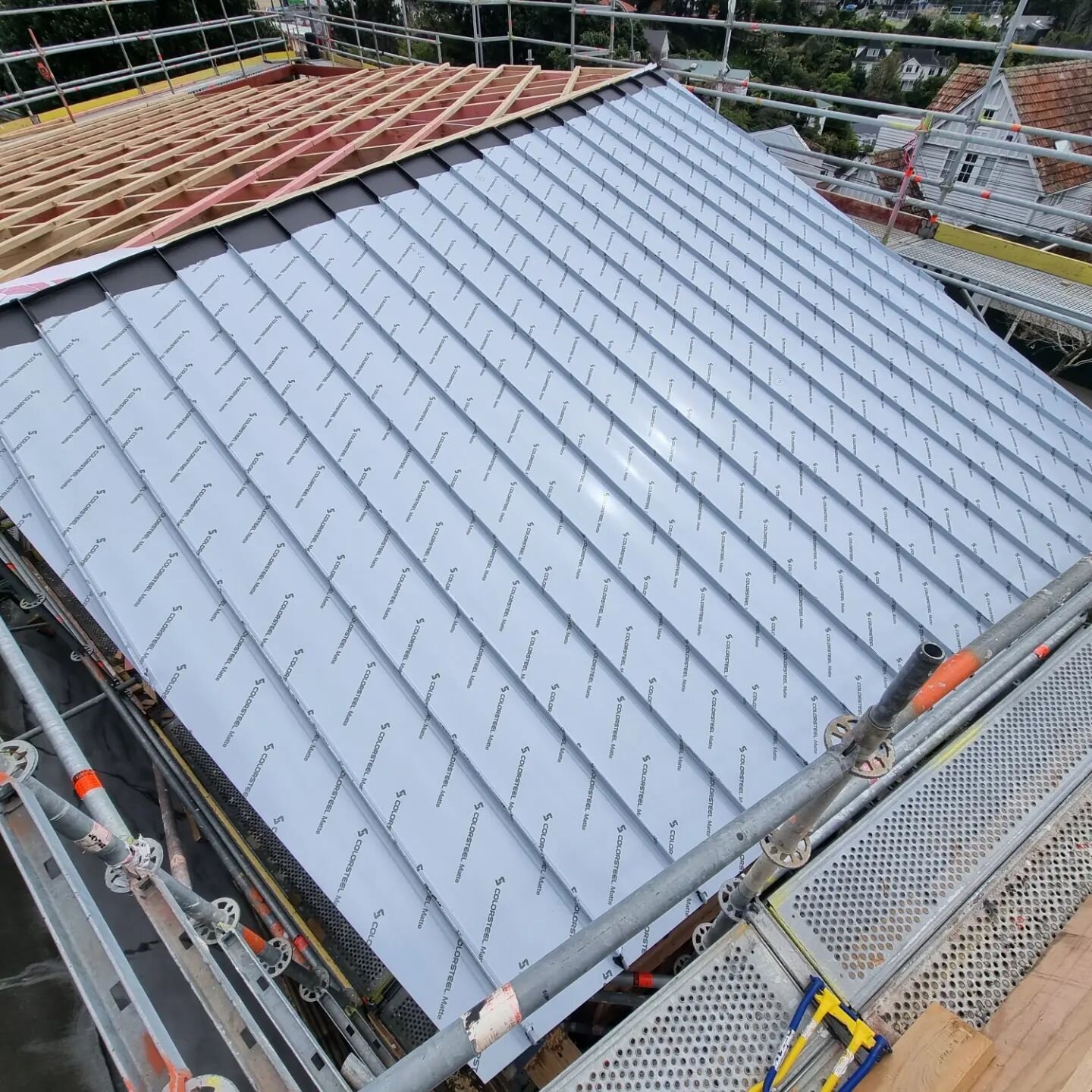 In Kelburn, Wellington this week battling the weather! Got one section complete and onto the  next part on Monday!
#spanlok370 #flaxpodmatte #coloursteel #standingseamspecialist #Standingseam #roofingindustries #fivestarconstruction #spanlok 
@roofin