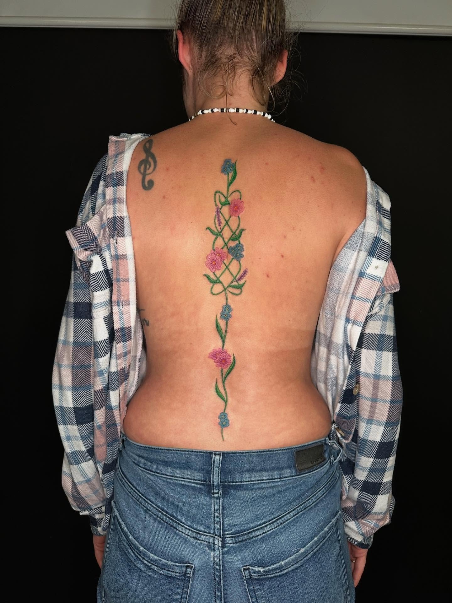 Beautiful Celtic vine piece for Erin!!🌸🌺🪻🌿

I had such an AMAZING time with this piece!!! Thank you SOSOSOSO much for the trust!!

Booking July @darkartstattoomd just send a DM or my booking form for a spot💖