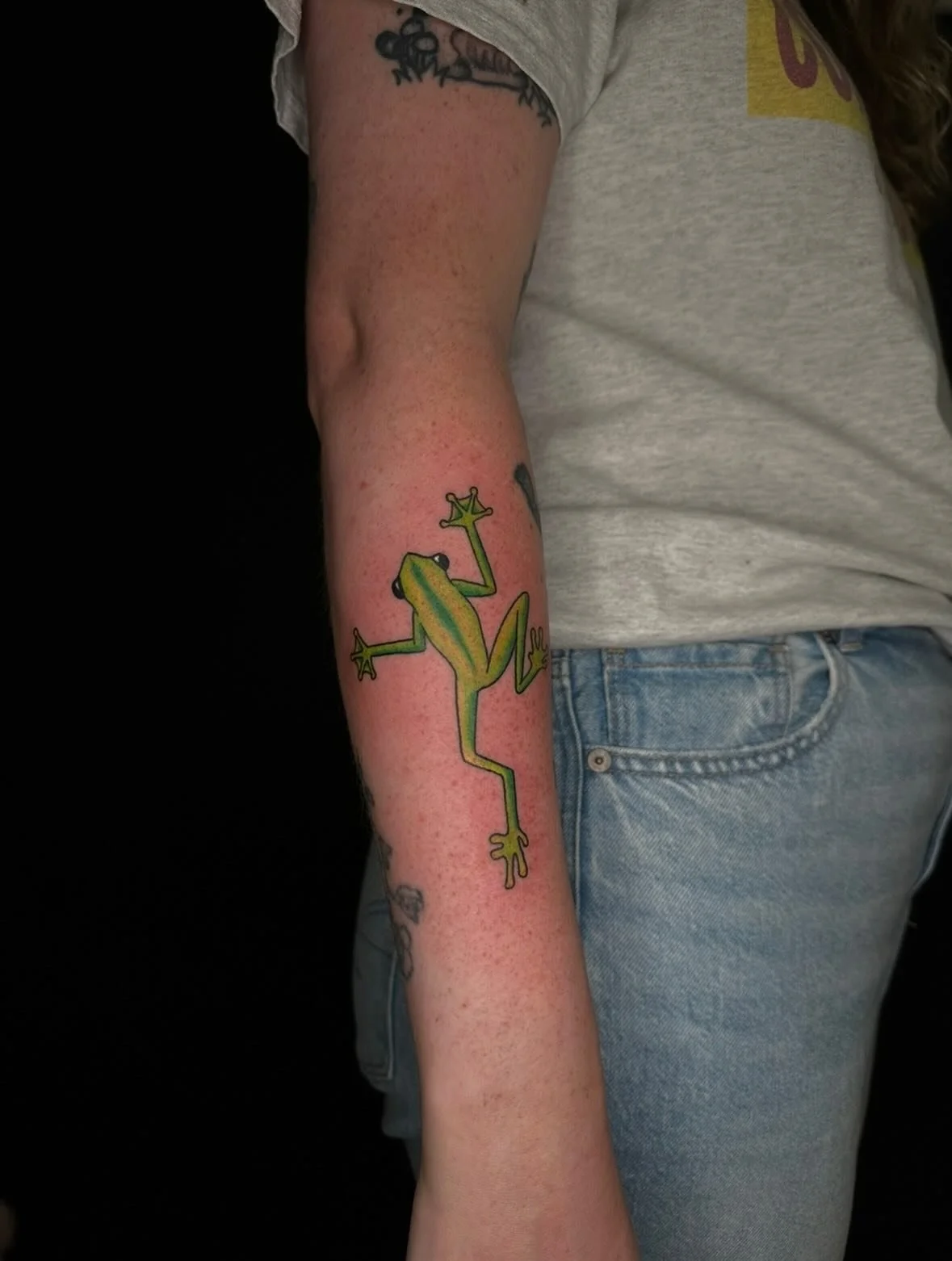 A little froggy guy climbing up Kathleen&rsquo;s arm!!🐸💚🙂&zwj;↕️

Booking October and November @darkartstattoomd just send a DM or my booking form for a spot💖