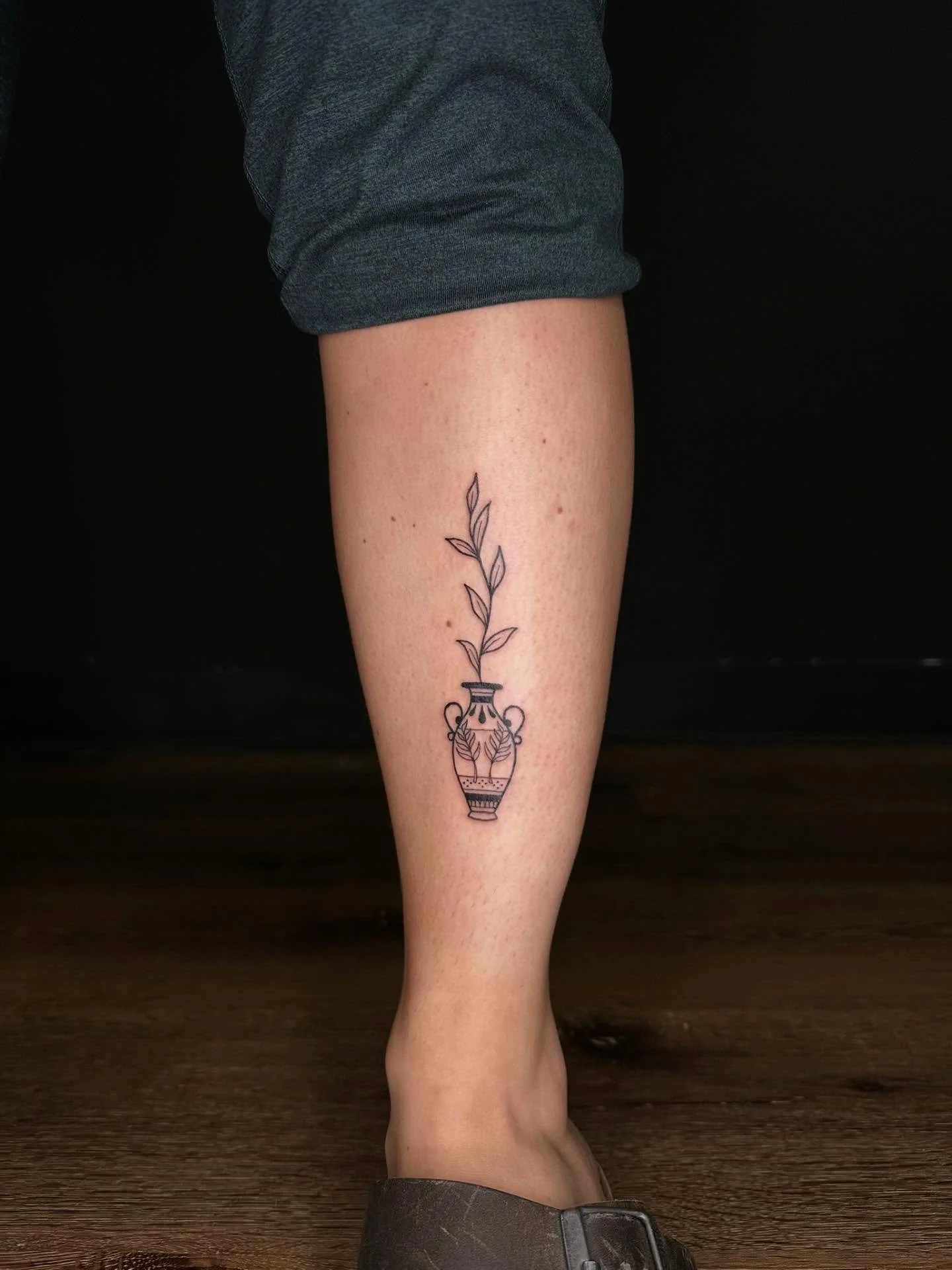 Lil vase on the shin for Ocean!!!!πΊπ
Booking October and November @darkartstattoomd just send a DM or my booking form for a spotπ