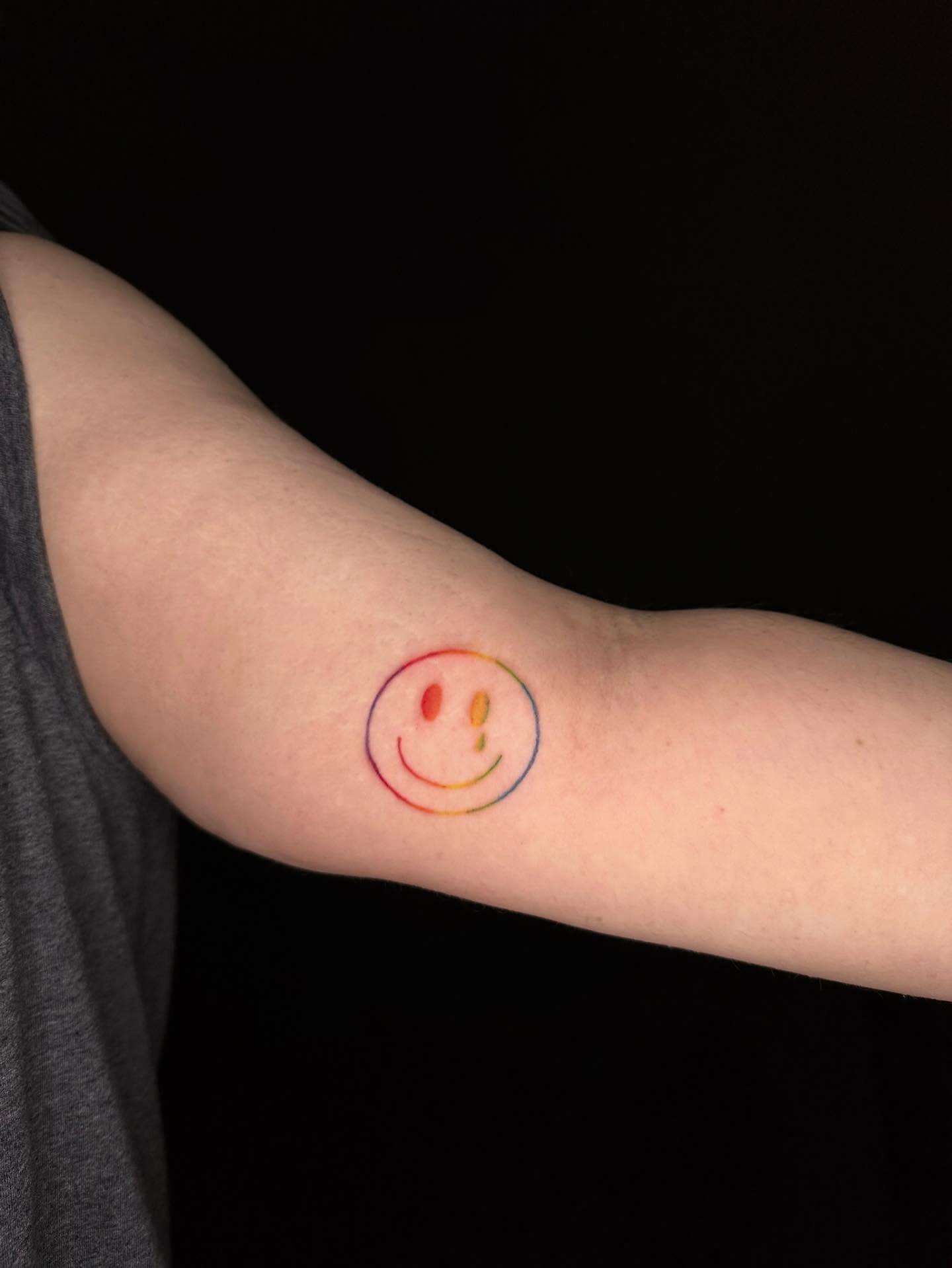 Rework of a rainbow smiley face for Mary Beth!!!!😊🌈💗

(Original not by me)

Booking December @darkartstattoomd just send a DM or my booking form for a spot💖