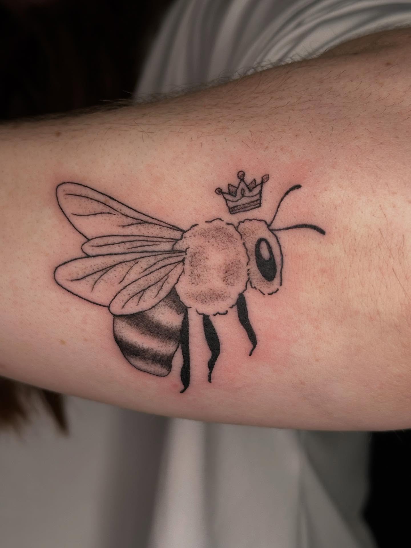 Queen bee for Britani!!!!🐝👑

Booking December @darkartstattoomd just send a DM or my booking form for a spot💖