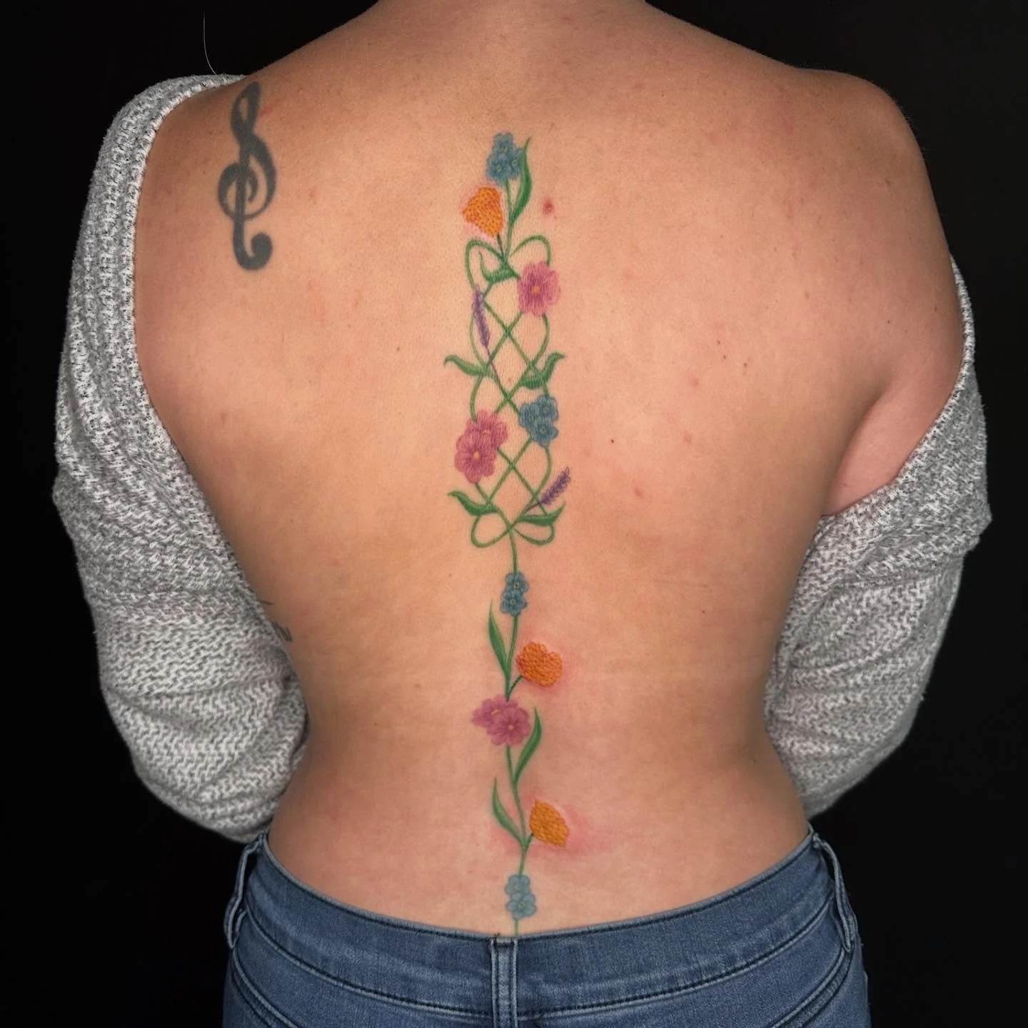 Finished up this birthflower spine piece for Erin!!!!!

Booking December @darkartstattoomd just send a DM or my booking form for a spot💖