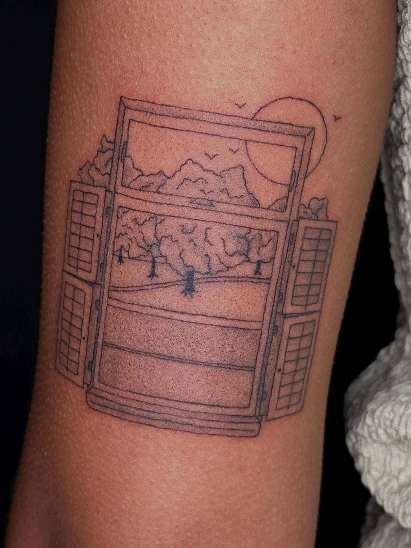 A sentimental piece for Sabrina based on her homes window!!!!🪟🌅🥰

Booking January and February @darkartstattoomd just send a DM or my booking form for a spot💖
