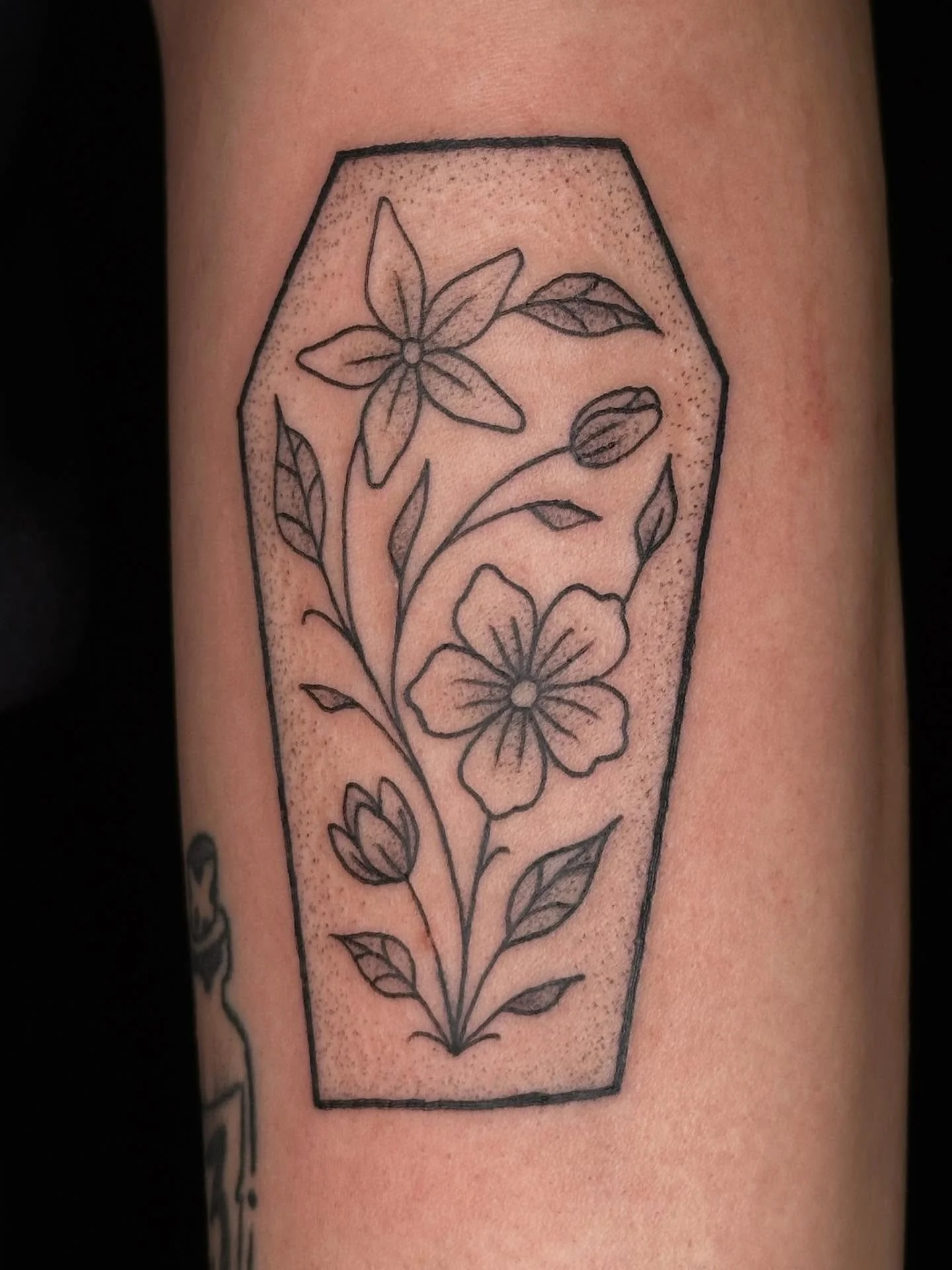 A beautiful floral coffin piece for Roz!!!!💖🪦

Booking January and February @darkartstattoomd just send a DM or my booking form for a spot💖