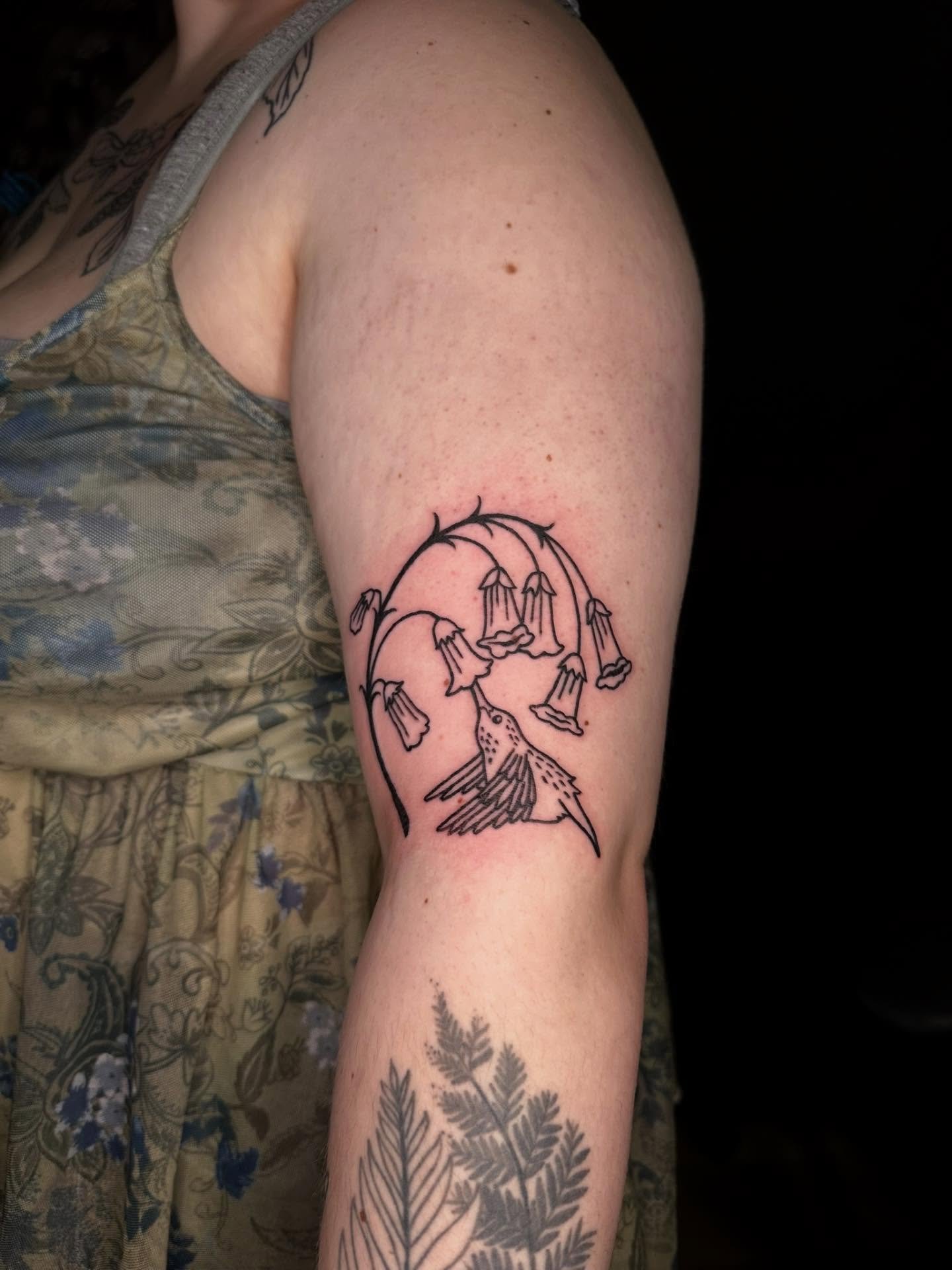 Hummingbird drinking from a beardtongue for Jol!!!🕊️🪻

Booking January and February @darkartstattoomd just send a DM or my booking form for a spot💖