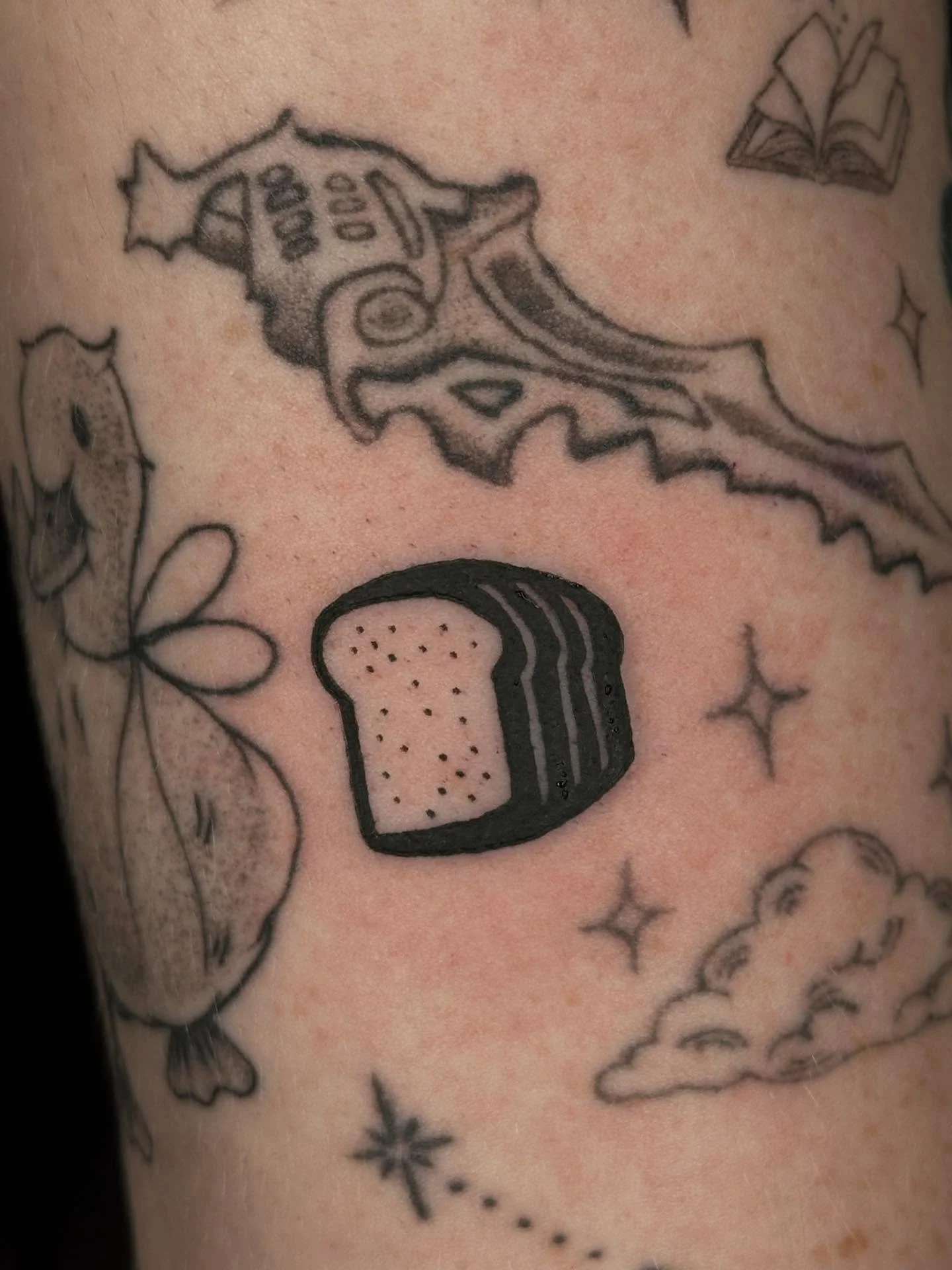 A variation on my stamp flash for Vic!!!!🍞💗

Check my story highlights for all of my flash!!

Booking January and February @darkartstattoomd just send a DM or my booking form for a spot💖