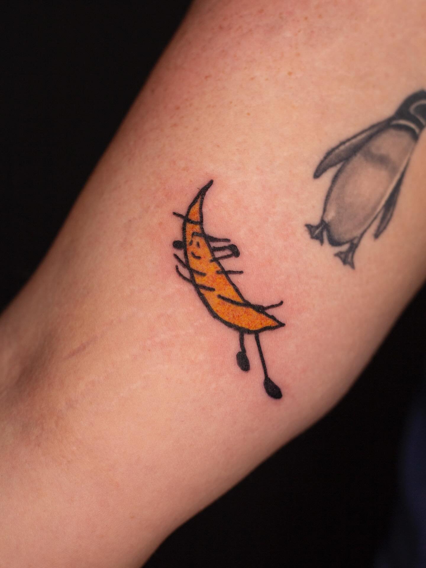 Banana man for Evan!!!🍌💛

Swipe for the drawing his kid did that this is based on!

Booking January and February @darkartstattoomd just send a DM or my booking form for a spot💖