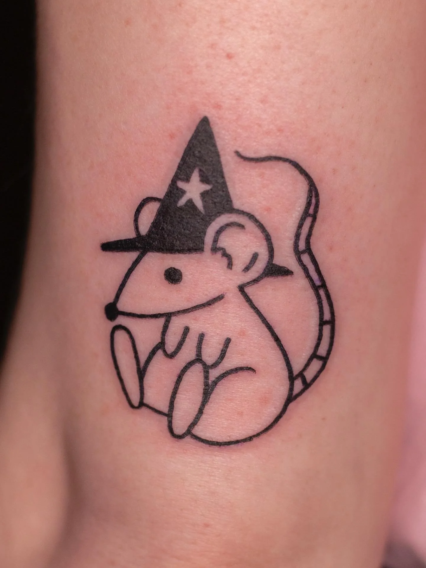 Wizard mouse from my flash for Caroline!!!!!🐭🪄

Booking February @darkartstattoomd just send a DM or my booking form for a spot💖