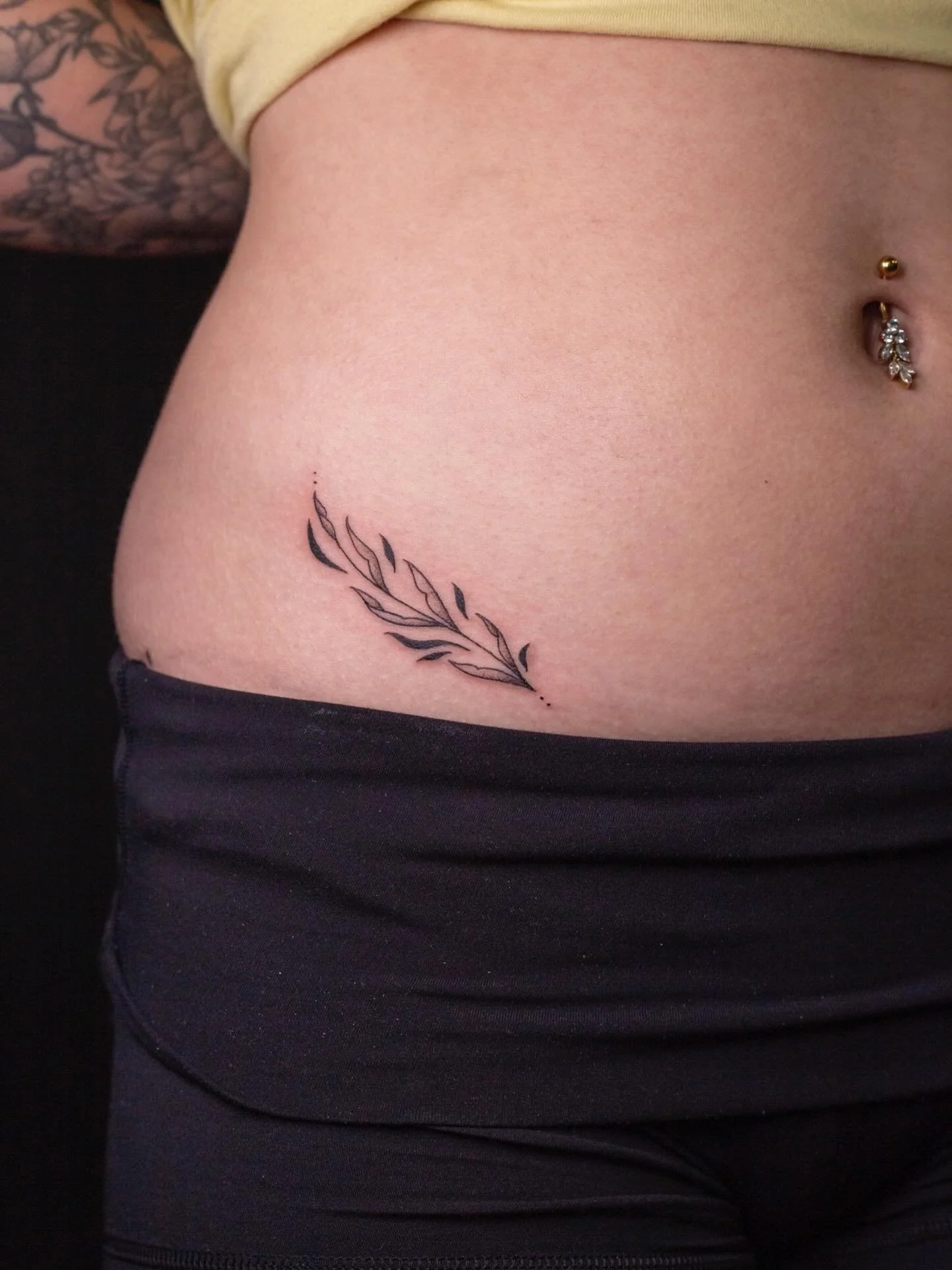 Lil floral hip framers for Kailey!!!!🌿💝

Booking February @darkartstattoomd just send a DM or my booking form for a spot💖