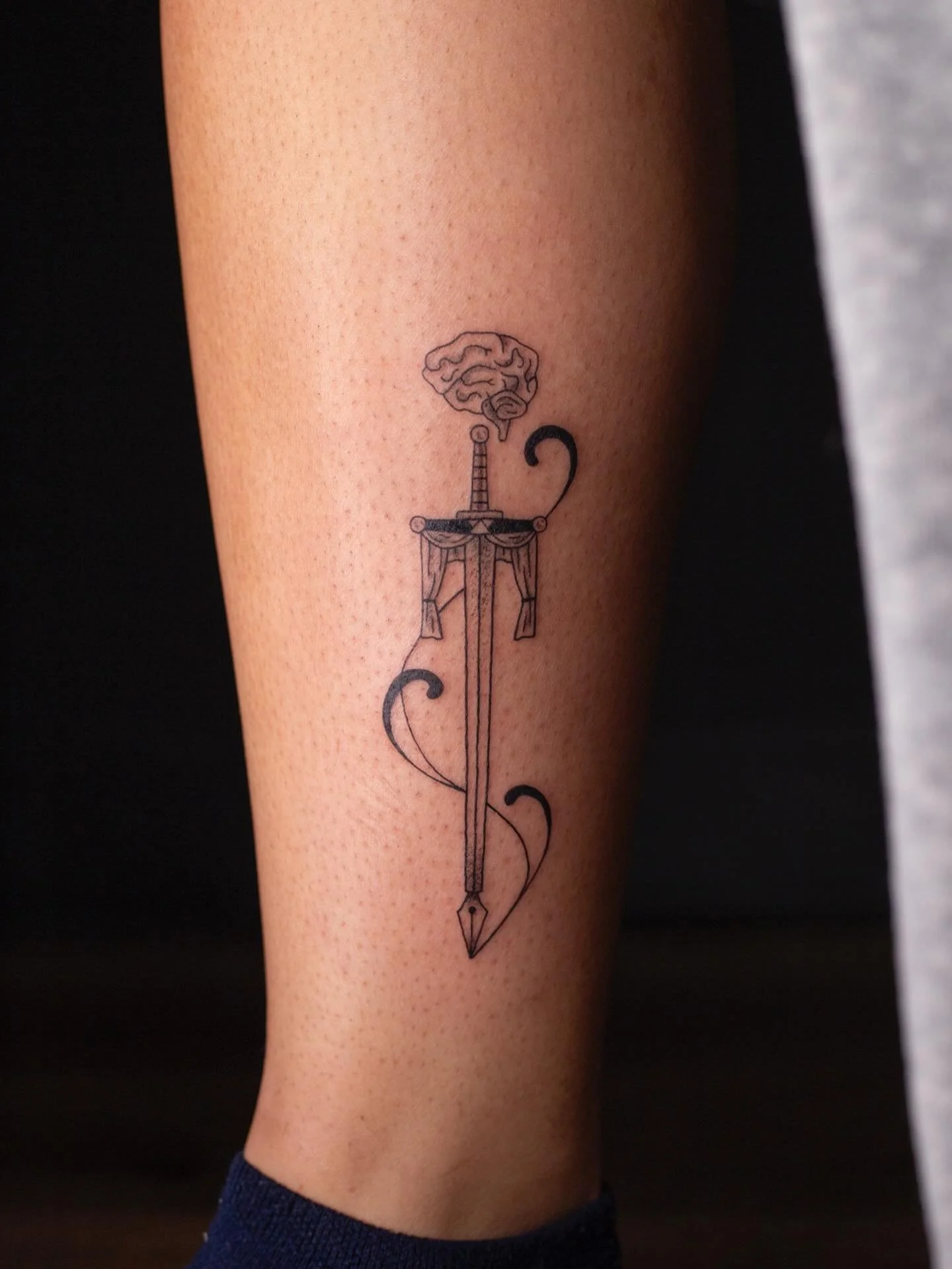 A sick sword of interests for Nia!!🗡️🖋️🧠

Booking February and March @darkartstattoomd just send a DM or my booking form for a spot💖