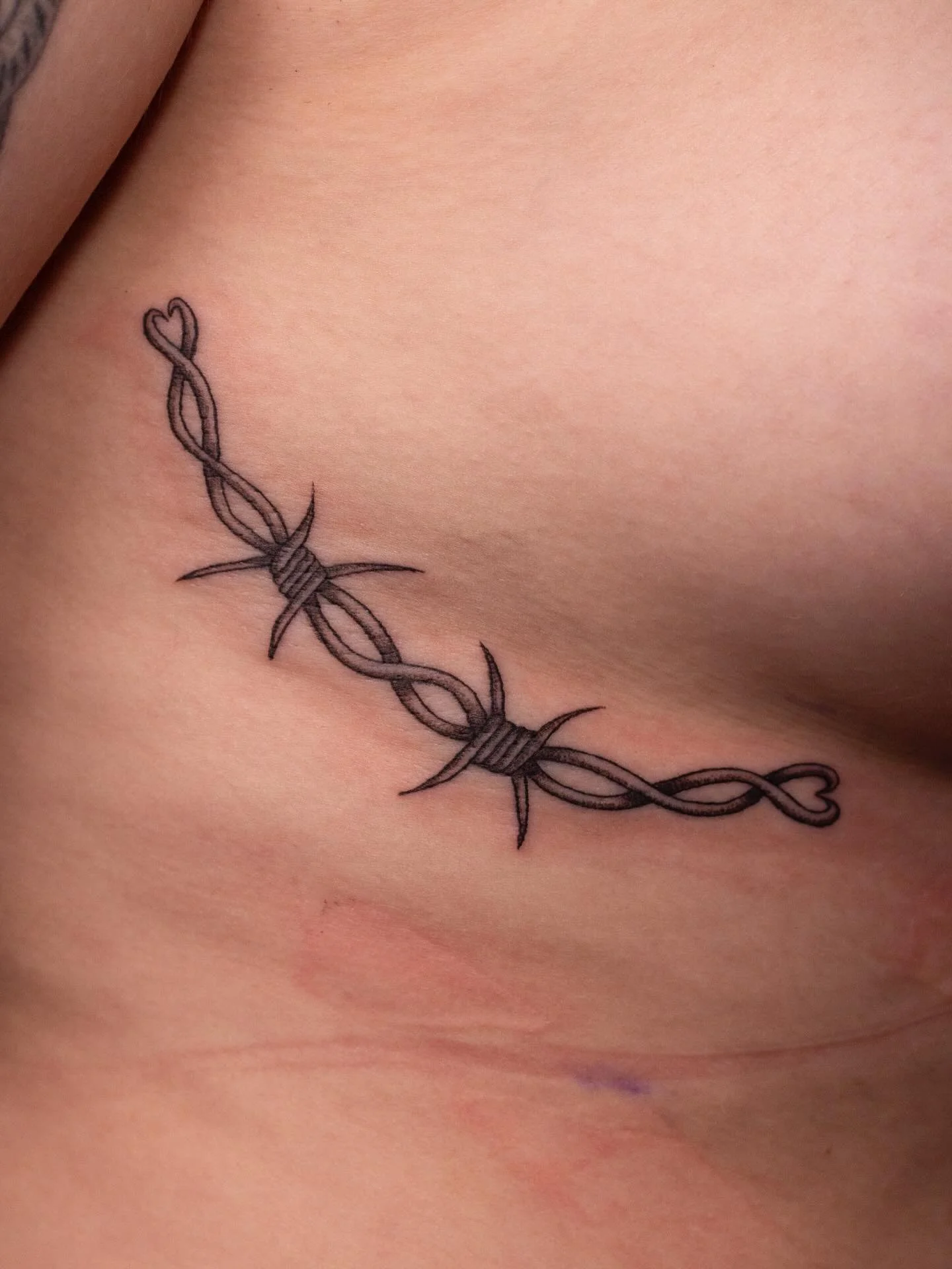 Cuties barbed wire on the ribs for the amazing Nisa!!!!😍🙂&zwj;↕️ @nisa_piercings 

Thanks for asking me to do this for you!! Can&rsquo;t wait to add a matching one to the other side 🥰

Booking February and March @darkartstattoomd just send a DM or