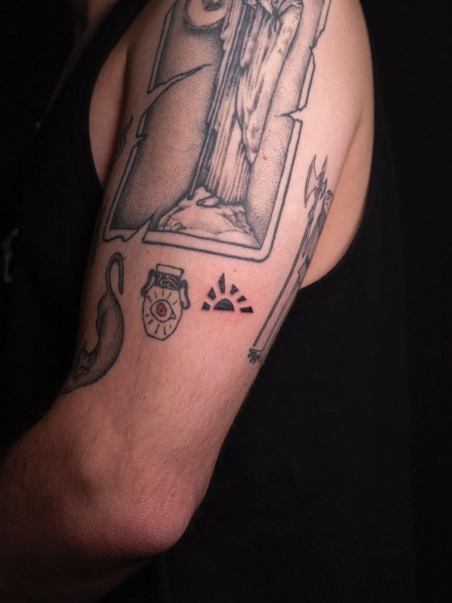 Lil sunshine stamp tattoo next to a healed vase stamp tattoo!!!☀️🌅💗

Booking February and March @darkartstattoomd just send a DM or my booking form for a spot💖