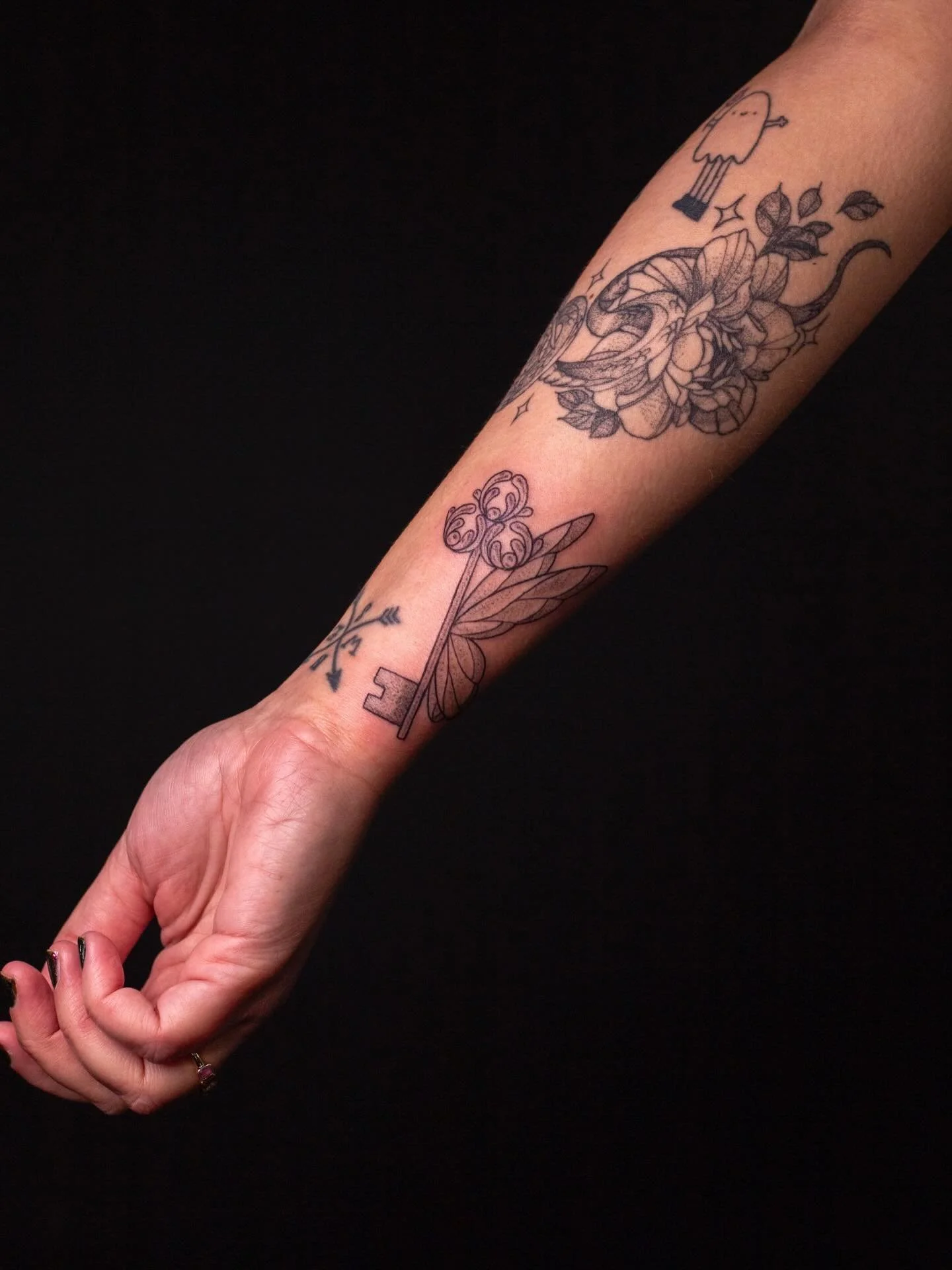 Filling out more of Lizbeth&rsquo;s arm!!🗝️♏️🐉

A sweet dragonfly, Scorpio constellation, and whimsical key!!

Booking March and April @darkartstattoomd just send a DM or my booking form for a spot💖