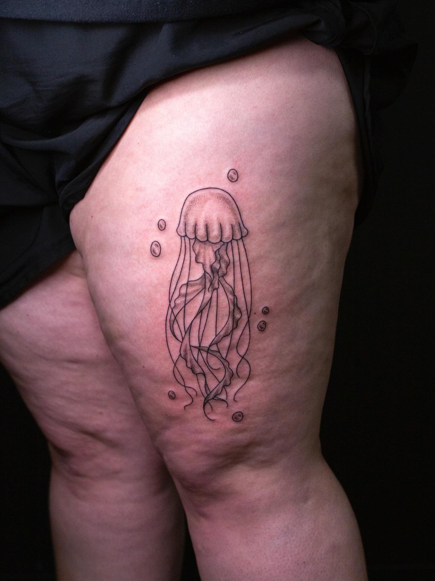 Sea nettle jelly for Heather!!🪼💜

I absolutely love when I get to draw up something as fun and flowy as a jellyfish, so thank you so much for working with me on this lil dude!!!!

Booking March and April @darkartstattoomd just send a DM or my booki