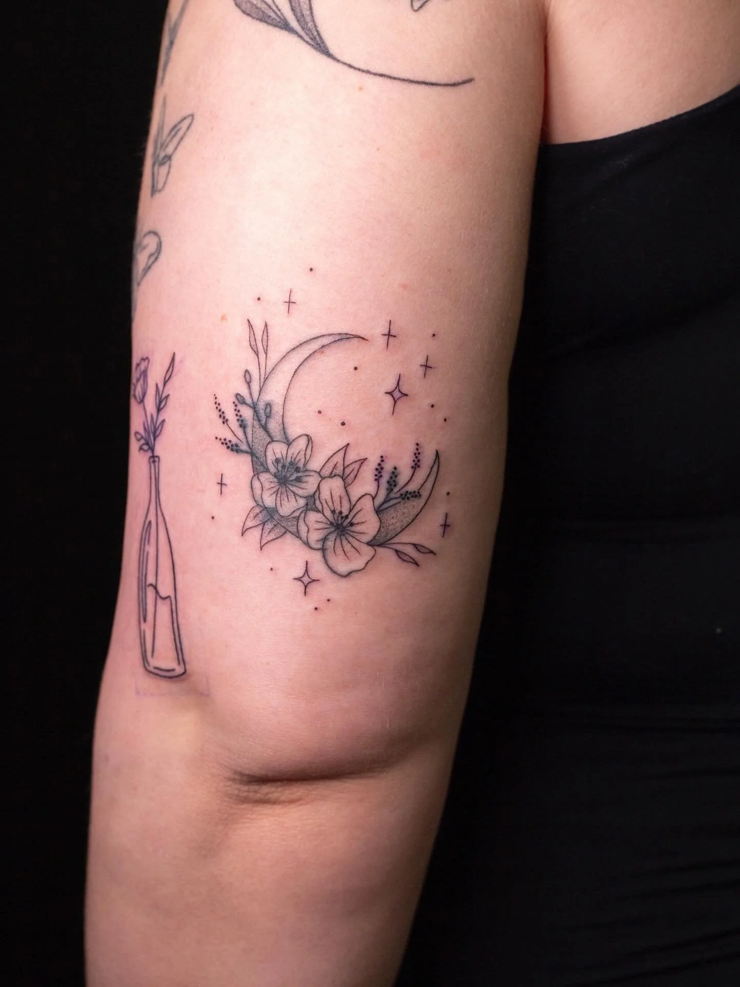 Two pieces for Ally!!!🥰 A pleasure to work with you as always!!

We revamped her crescent moon tattoo, and added a lil flower cutie!! I love how these both turned out so so much!!!🌝💐

Swipe to the end to see the moon before we went over it😊

Book