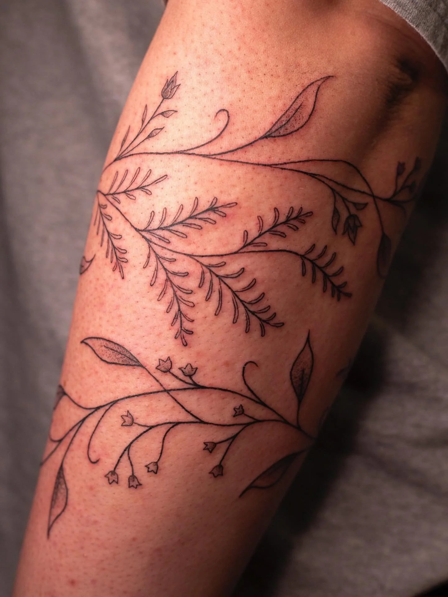 I LOVE when I get to do drawn on projects, and this sweetheart arm wrap for Bri was a dream to do!!

Thank you so much for your trust on this!! I loveee how this turned out 🥹💖

Swipe to the end to see how it looked pre-tattoo!!

Booking April @dark