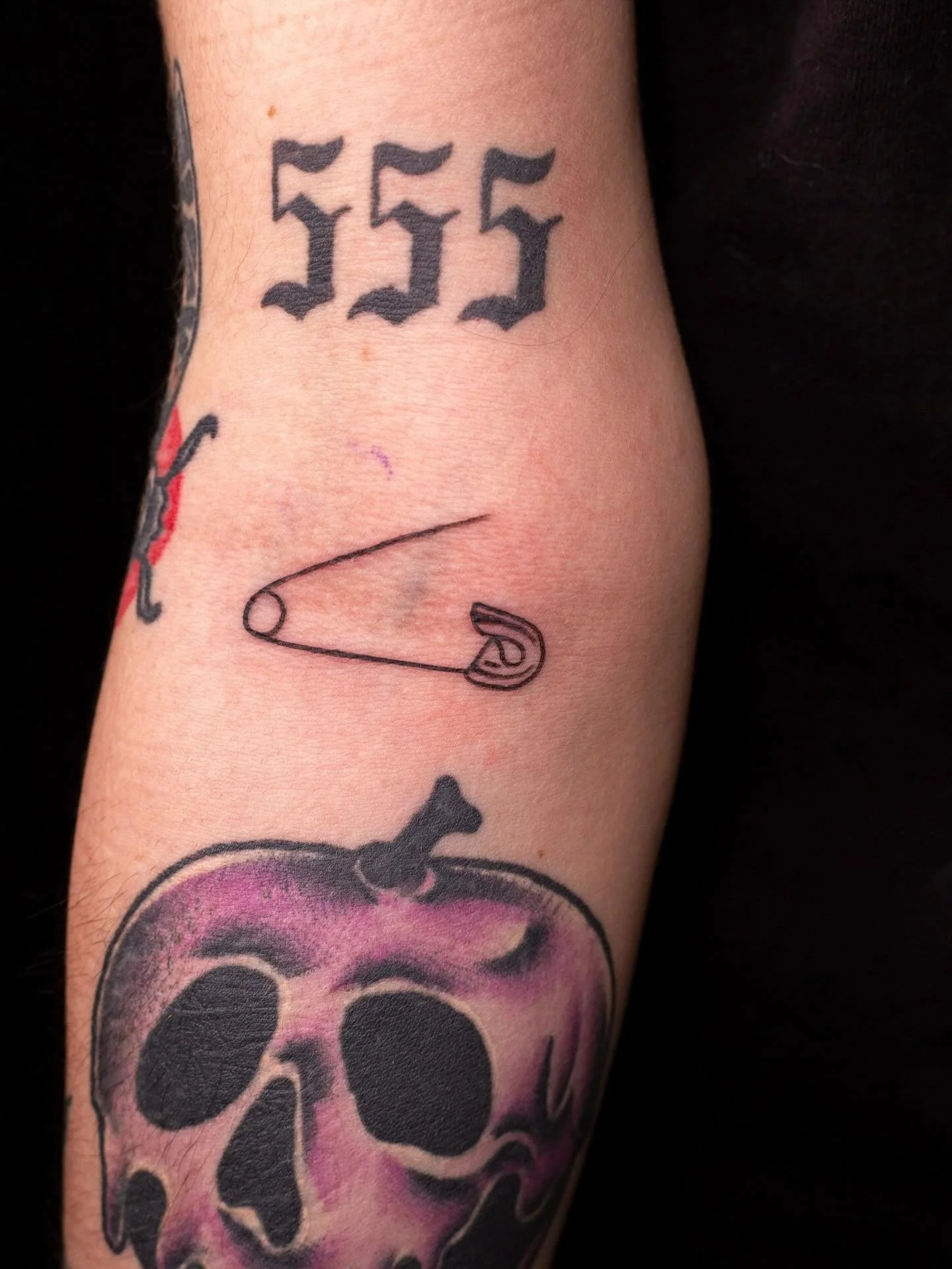 Safety pin in the ditch and bad luck on the elbow for Rhandi!!!❤️🧷💪🏼

Absolutely killer getting the ditch and elbow in one sitting!!!!🙂&zwj;↕️ Thank you so much, it&rsquo;s lovely to work with you as always!!!!

Booking April @darkartstattoomd ju