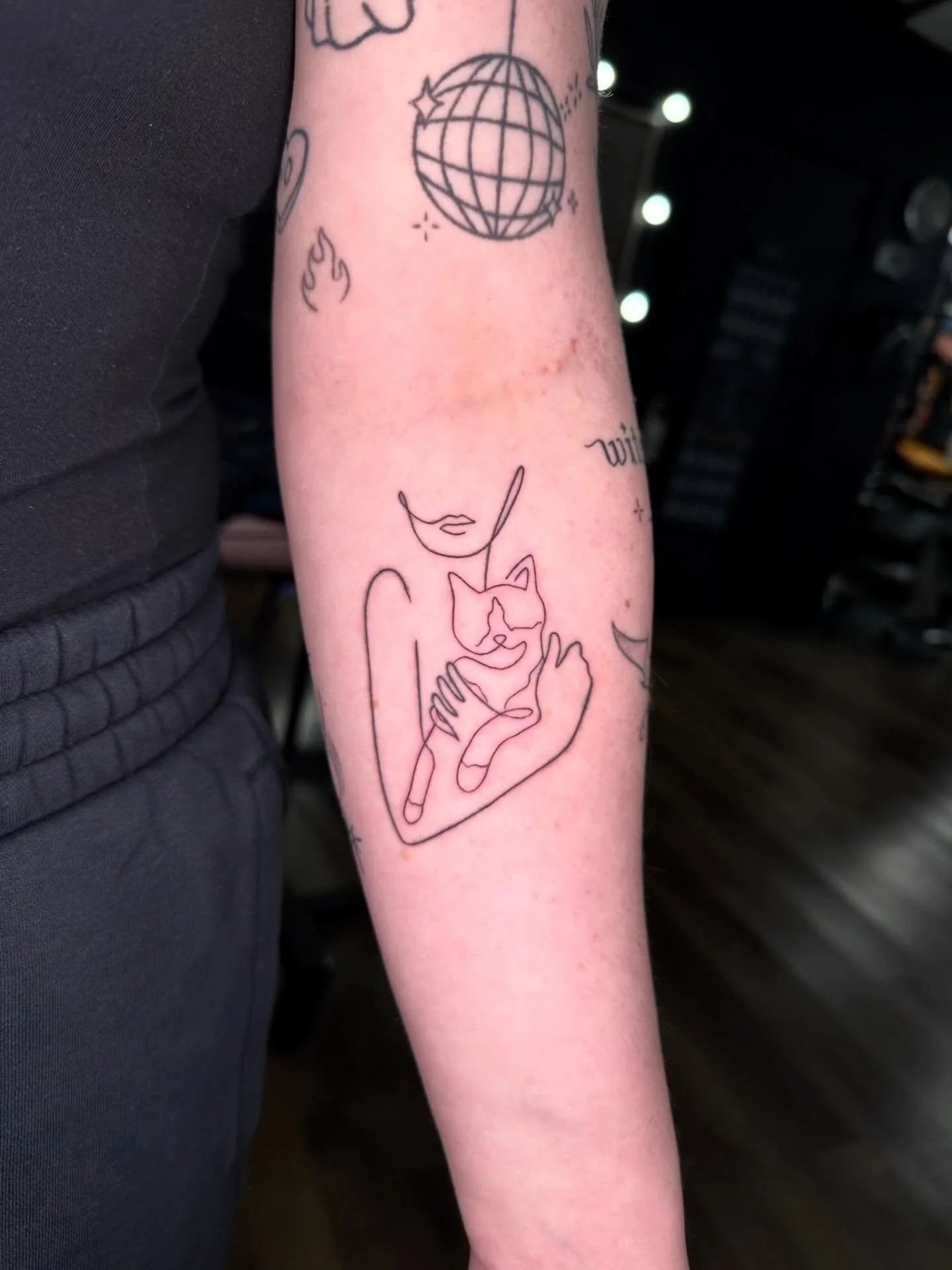 Two reworks for Meg!! Thank you so much for reaching out to me to revive these pieces!!😻🎰💕

We planned to redo the orange that the cat originally had, but changed up the plan to do all black ink once it was drawn on and I love the results!!

Swipe