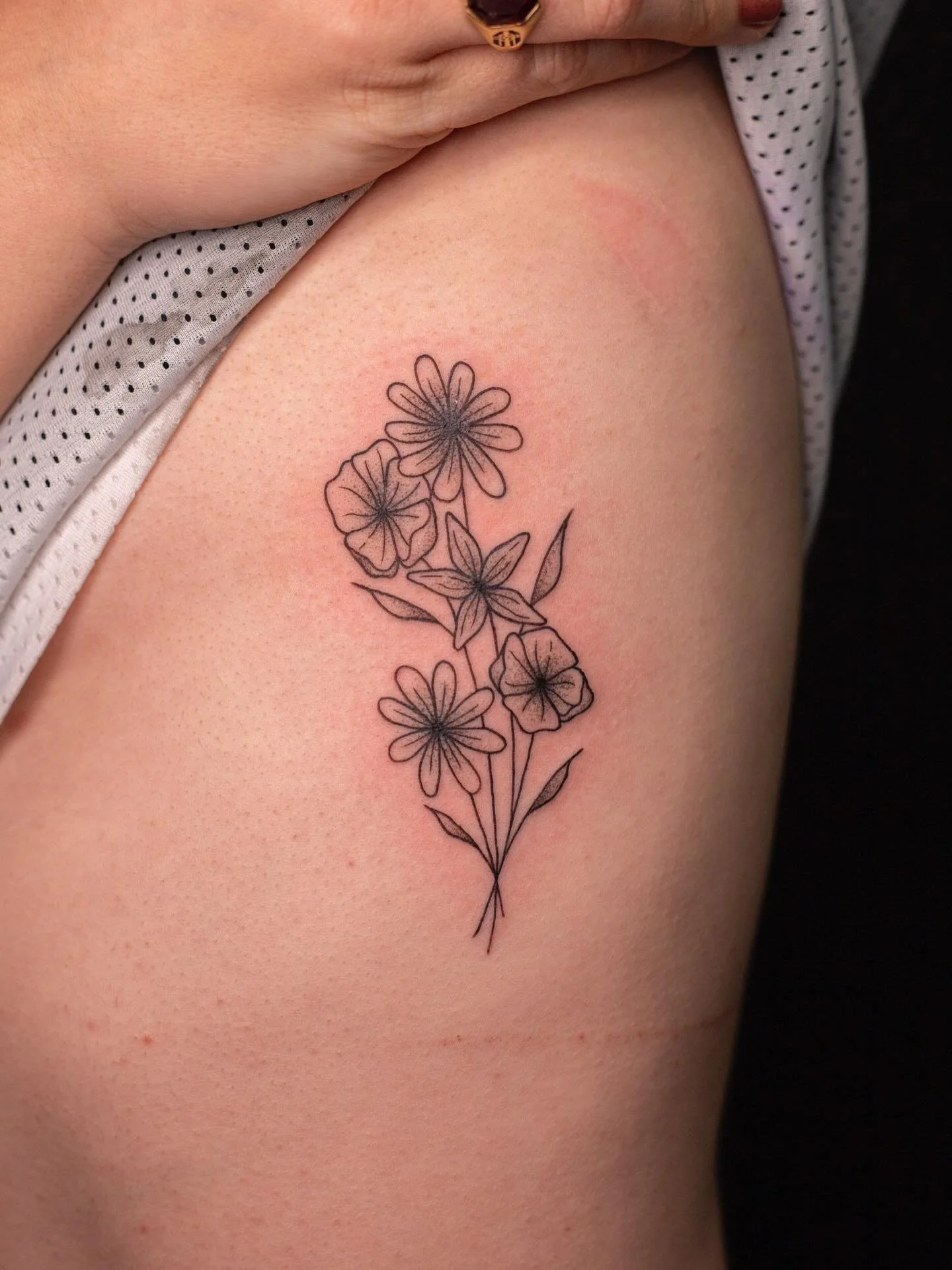 Gave Sammie some fun cutie flowers on the ribs and I love how they turned out!!!!💐🌷💗

Thank you so much!!!!

Booking May @darkartstattoomd just send a DM or my booking form for a spot💖