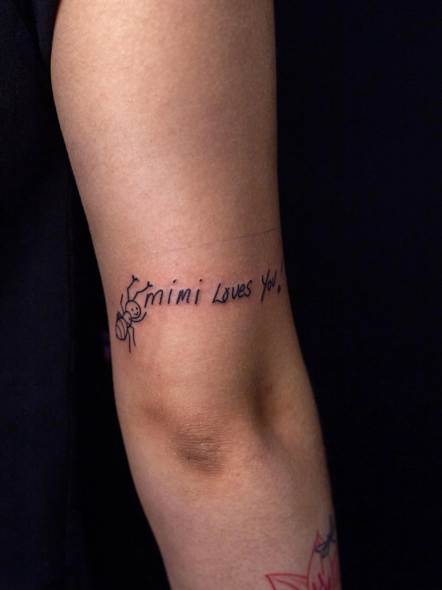 A cute custom handwriting piece for Peggy!!💕🐜🥰

Plus swipe to the end to see her beautiful two month healed piece on her arm!!!

Booking July! Just send a DM or my booking form for a spot💖