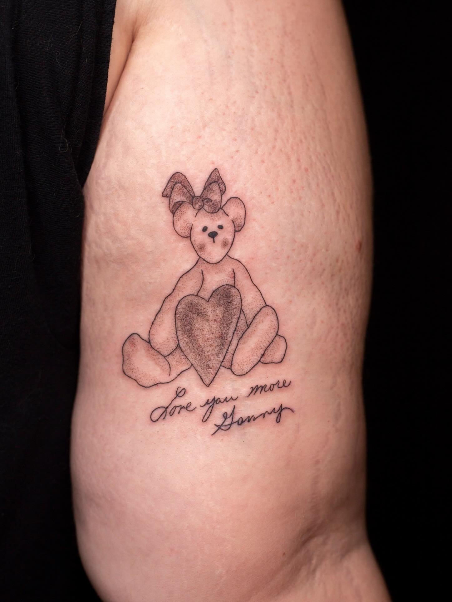 A sweet handwriting tattoo based on a baby blanket for Haley!!!❤️🧸

Thank you so much for working with me on this, it was so sweet getting to put this together for you!!!

Booking July @layer3collective just send a DM or my booking form for a spot💖