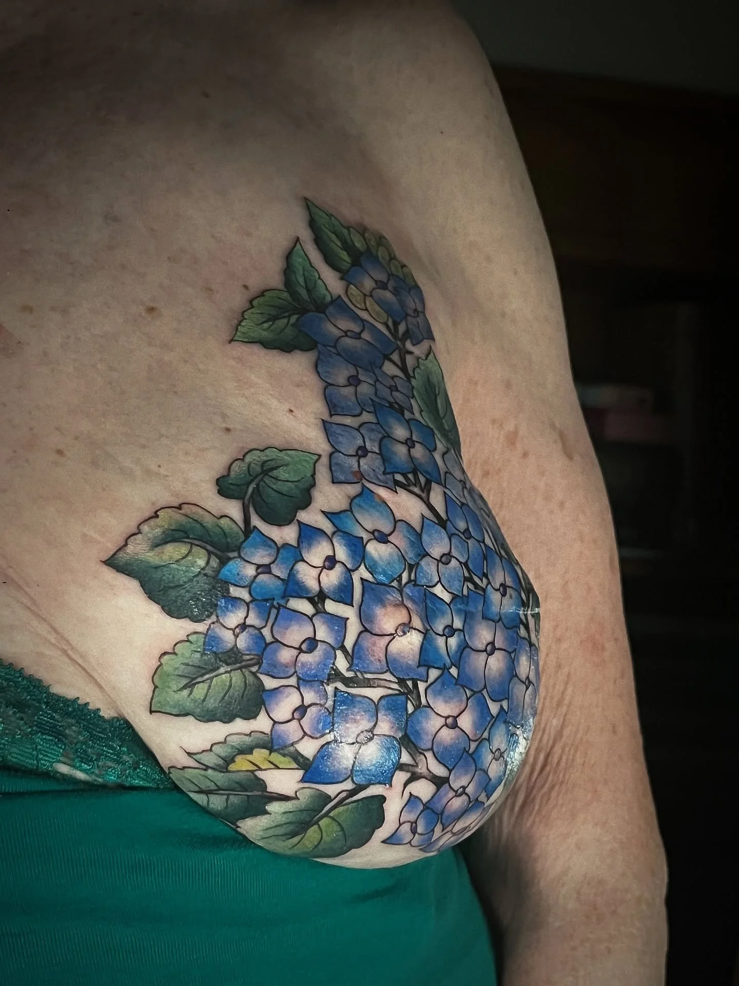 We gently tattooed into the night. 
She sway between pain and comfort. Even napped during a short time, while I was mixing 
and putting the color in. 
Wiping, 
more tattooing. 

We finished very tired, both of us. 
I snapped a couple of quick photos,