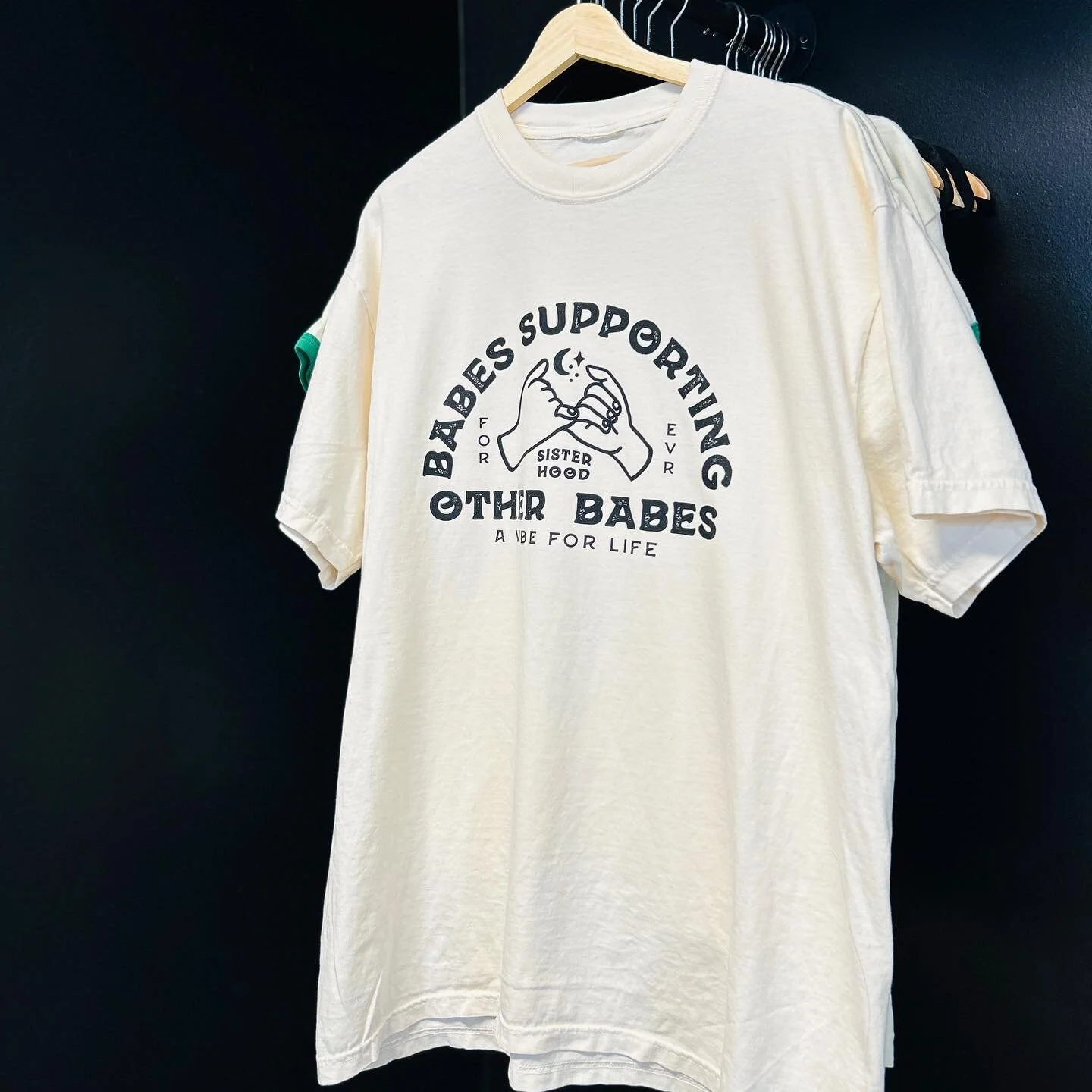 The vibbbeee✌🏼🖤

Shop oversized graphic tees in our boutique. Perfect to pair with biker shorts for the summer! 😍