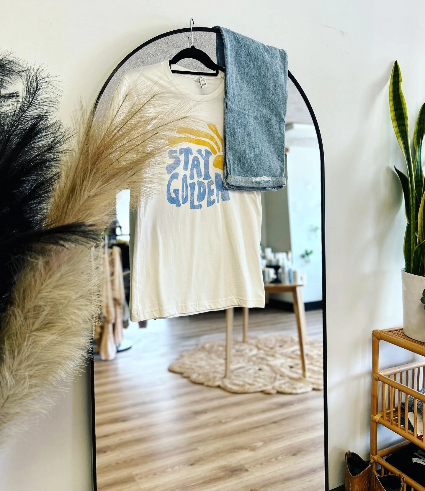 Stay Golden 🌞
@shopprettyandloud denim + one of our graphic tees + pretty hair = perfection 👌🏼

#midwesthairlounge #midwesthairstylist #midwestmuse #michigan #michigansalon #michigansmallbusiness #shopsmall #salon #salonandboutique #shopboutiques 