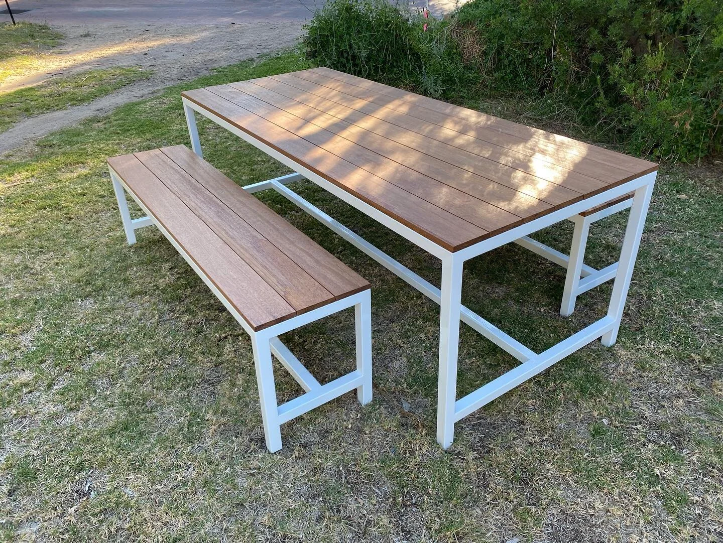 Powder coated outdoor dining set with merbau top.
Bench seats fit neatly under the table for storage.
#outdoorseating #outdoordiningtable #customfurniture #furniture #steelfurniture #powdercoatedfurniture #benchseat #merbau