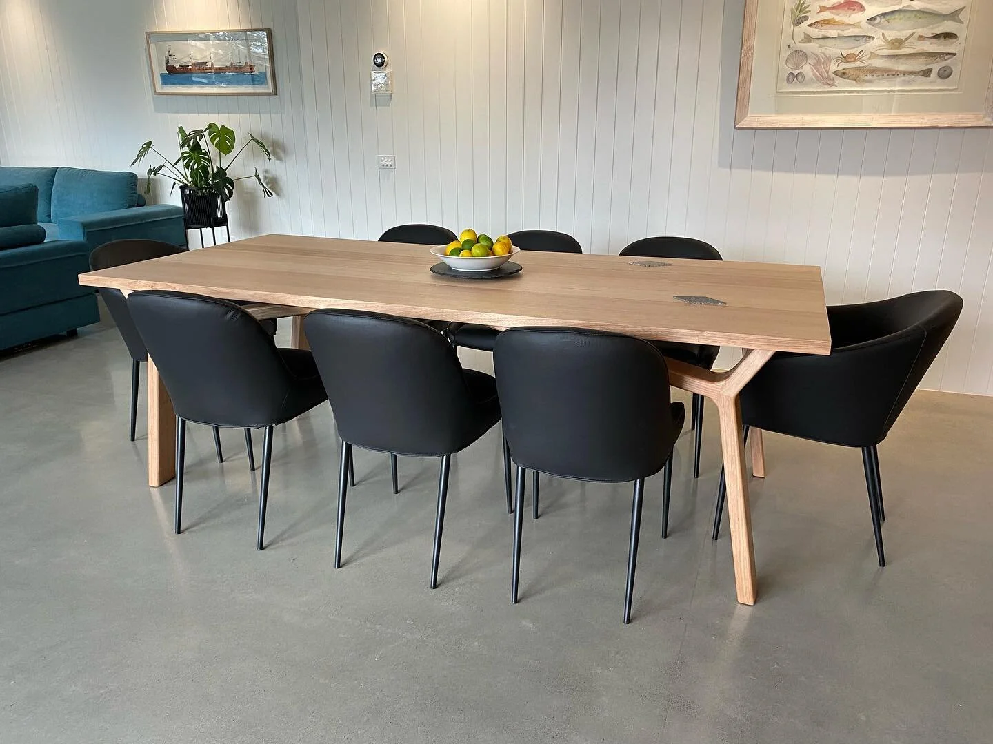 Tasmanian Oak Dining Table 
Custom 8 seat dining table extendable to 10 seats with an additional leaf at each end.
Finished in Osmo Polyx Oil
#customfurniture #furniture #customdiningtable #diningtable #furnituremaker #tasmanianoakfurniture #tasma