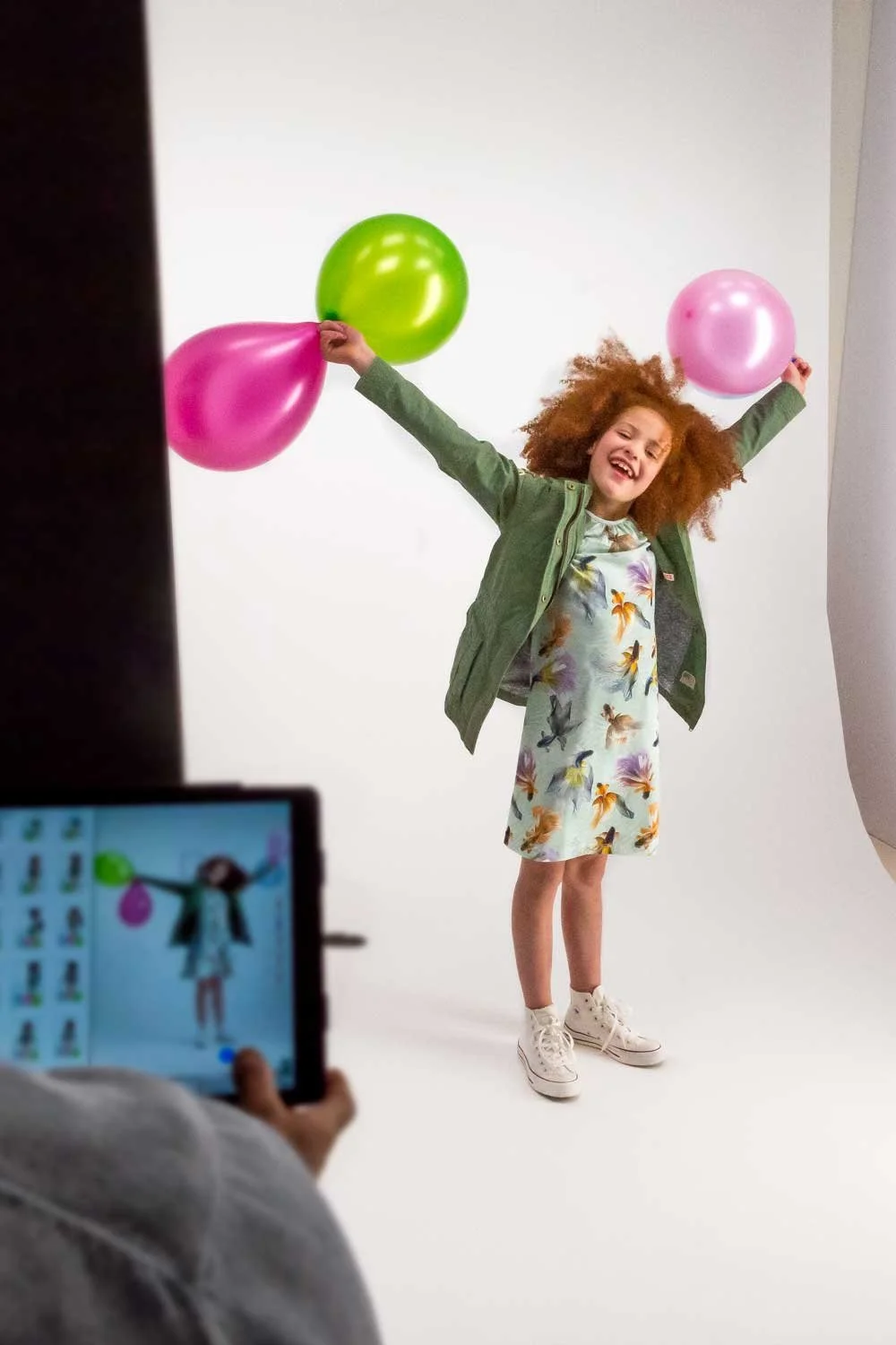 Producción con modelo infantil y globos en una estación de captura