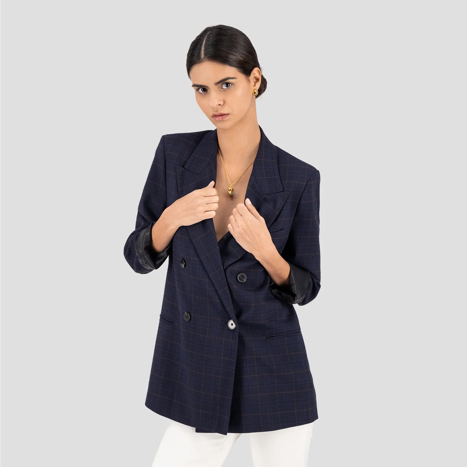 Modelo con blazer oscuro en fotografía de catálogo para e-commerce