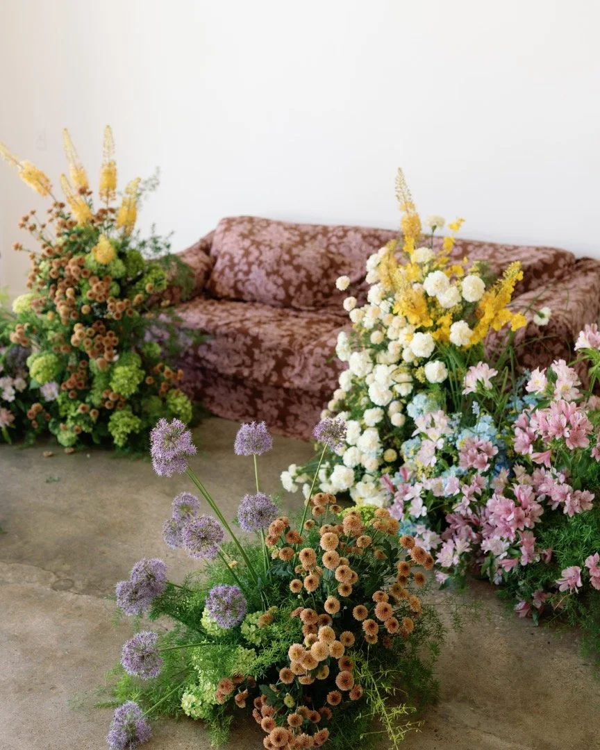 Cowetas floral install is LIVE! So obsessed with our last install of the spring with @eversomething of course! Don&rsquo;t miss getting a session for Mother&rsquo;s Day! Still time to book + get in front of this gorgeous set! 

The floral couch and r